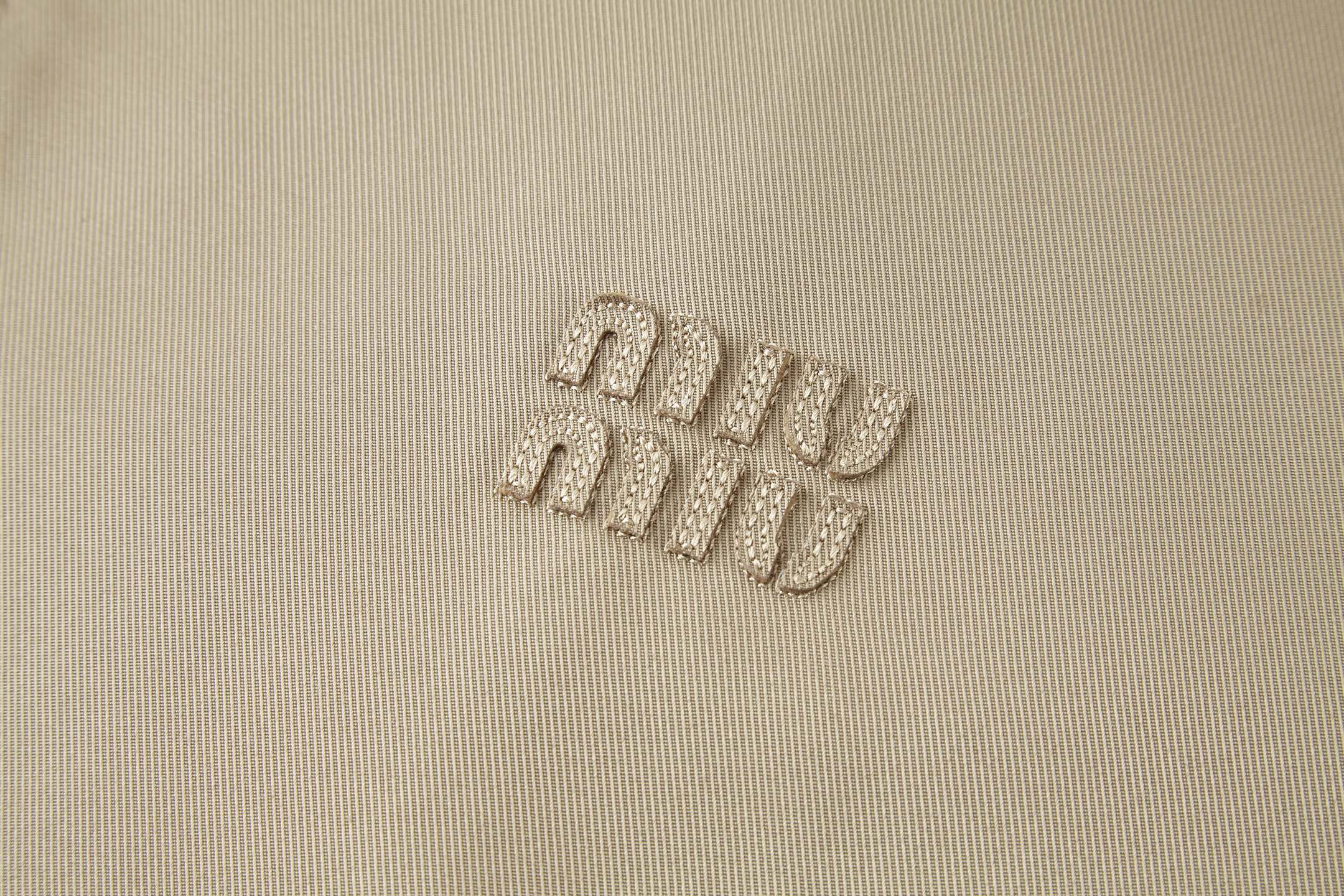 。MiuMiu 格子拼接刺绣拉链夹克面料：采用丝光纯棉布，该款面料原版定织定染，材料采用丝光纱线混合织成