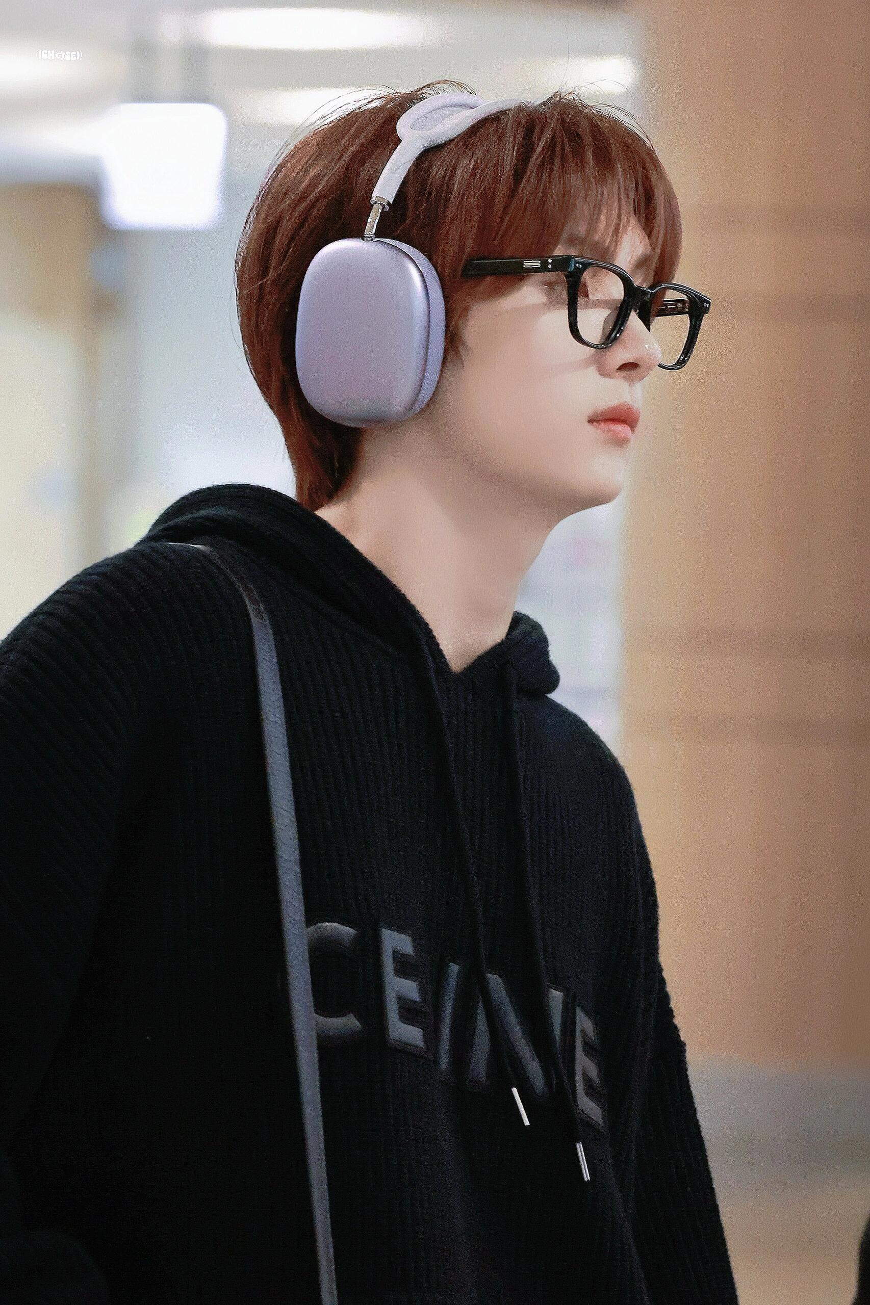 NO:537791,.CELINE leather patch embroidered wool hoodie The fabric is made of 55 Meinu wool fabric, and the wool material is woven with cotton yarn blend. The whole piece of clothing is about 1,000 grams. Craft embroidery is made of patch embroidery, soft wool material is cut out, manual positioning and sticking, wrapping a circle of embroidery. Craft washing water removes impurities - high temperature drying - adding feel. Auxiliary material electroplating tail clip laser engraving brand logo. Auxiliary material custom 11 washing trademark Auxiliary material custom 11 electroplating tail clip Technology custom 11 leather embroidery Size S-M-L-XL Color black,,celine,hats,alexander wang19860909.CELINE 皮革贴布刺绣羊毛帽衫 面料采用55美丽奴羊毛面料,该款毛料搭配棉纱混纺织出.整件衣服约1000克左右. 工艺刺绣采用贴布刺绣,软羊毛材料价切割出,人工定位贴住后包裹一圈刺绣. 工艺洗水去除杂质-高温烘干-添加手感. 辅料电镀尾夹激光刻字品牌标识logo. 辅料定制11洗水商标 辅料定制11电镀尾夹 工艺定制11皮革刺绣 尺码S-M-L-XL 颜色黑,,celine,hats,alexander wang,Men's clothing