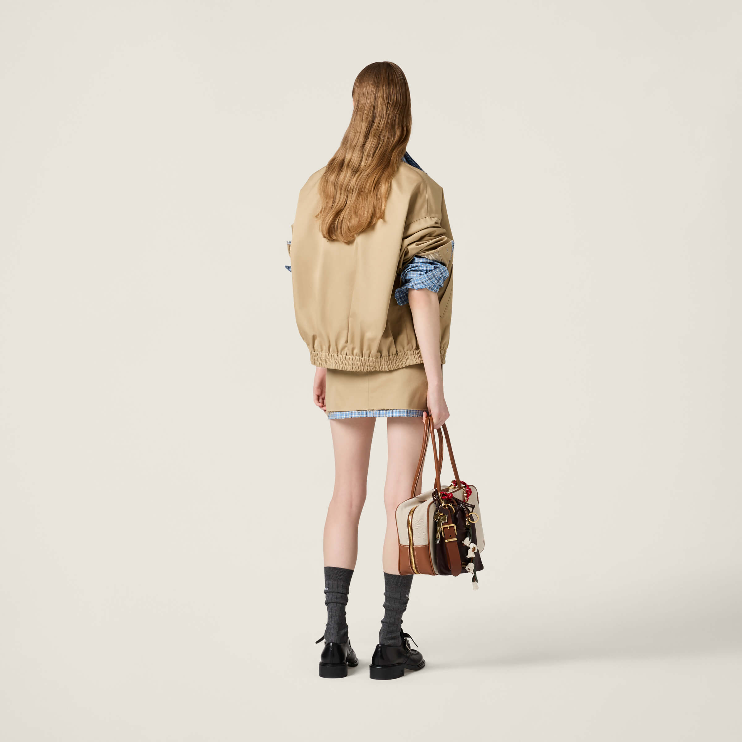 。MiuMiu 格子拼接刺绣拉链夹克面料：采用丝光纯棉布，该款面料原版定织定染，材料采用丝光纱线混合织成