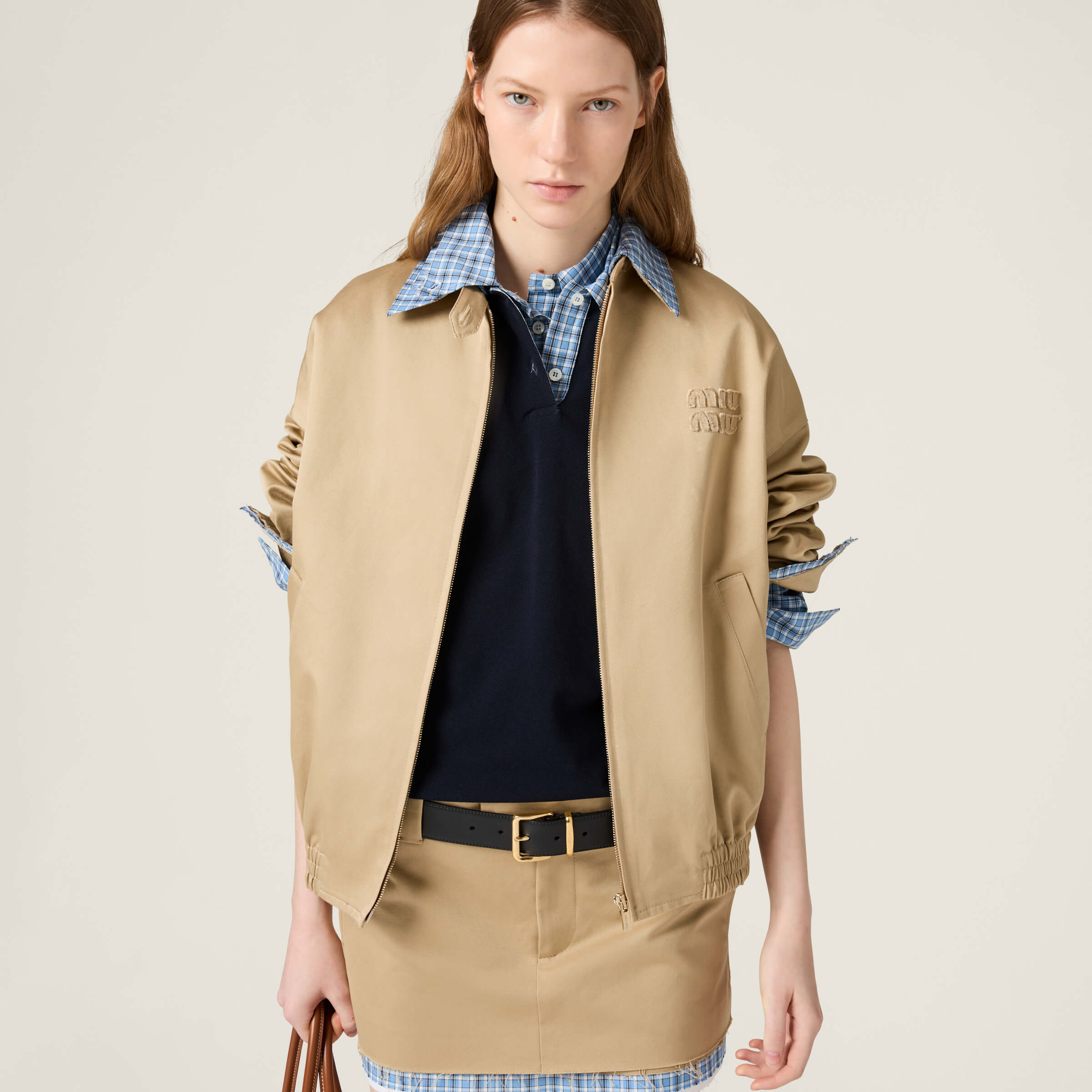 。MiuMiu 格子拼接刺绣拉链夹克面料：采用丝光纯棉布，该款面料原版定织定染，材料采用丝光纱线混合织成