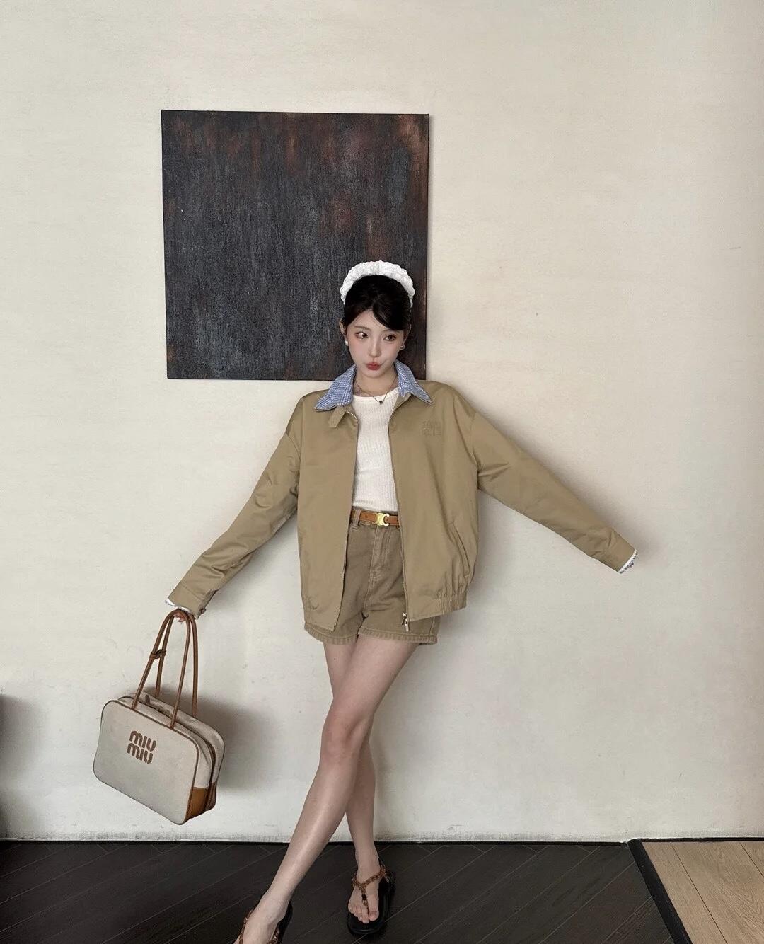 。MiuMiu 格子拼接刺绣拉链夹克面料：采用丝光纯棉布，该款面料原版定织定染，材料采用丝光纱线混合织成