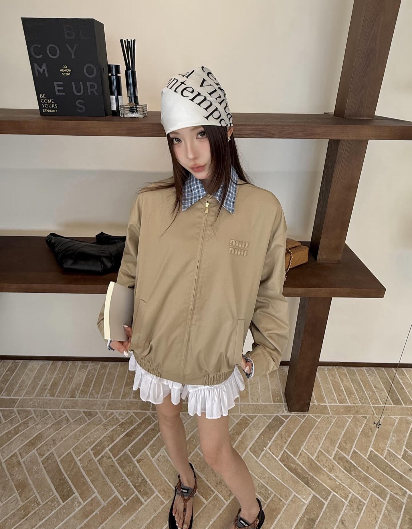 。MiuMiu 格子拼接刺绣拉链夹克面料：采用丝光纯棉布，该款面料原版定织定染，材料采用丝光纱线混合织成