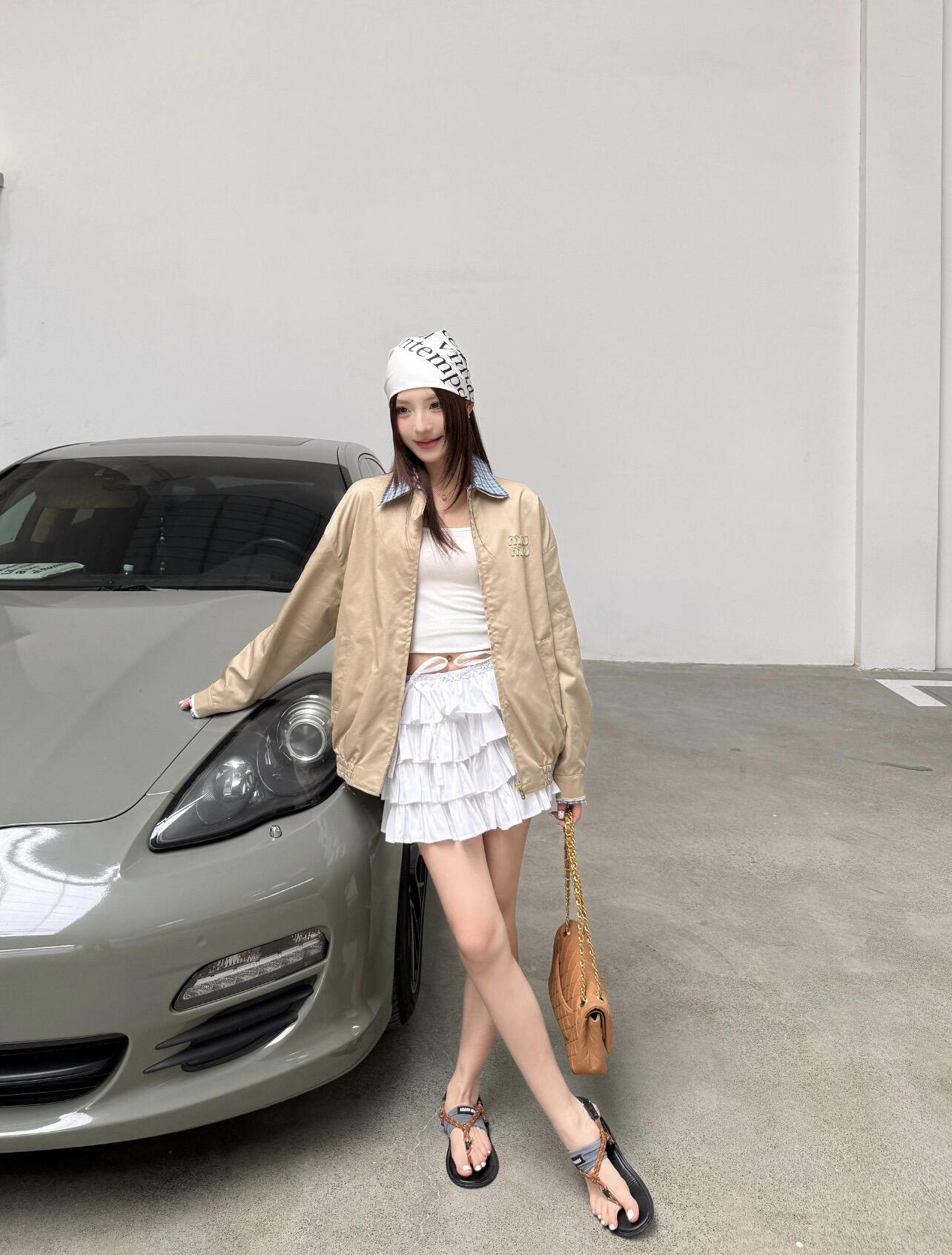 。MiuMiu 格子拼接刺绣拉链夹克面料：采用丝光纯棉布，该款面料原版定织定染，材料采用丝光纱线混合织成