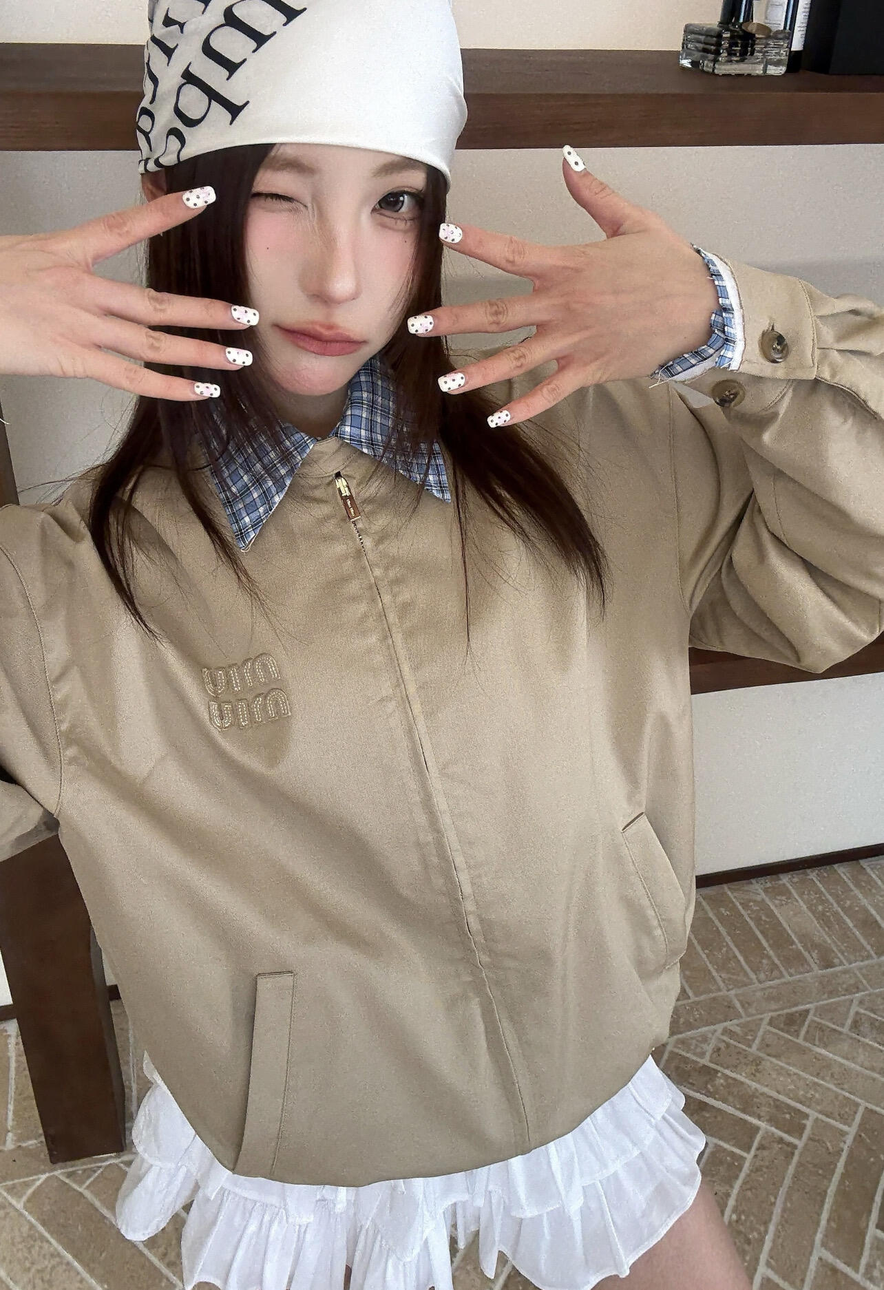 。MiuMiu 格子拼接刺绣拉链夹克面料：采用丝光纯棉布，该款面料原版定织定染，材料采用丝光纱线混合织成