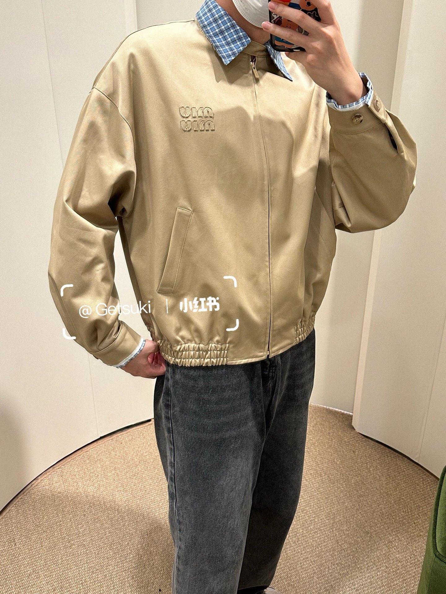 。MiuMiu 格子拼接刺绣拉链夹克面料：采用丝光纯棉布，该款面料原版定织定染，材料采用丝光纱线混合织成