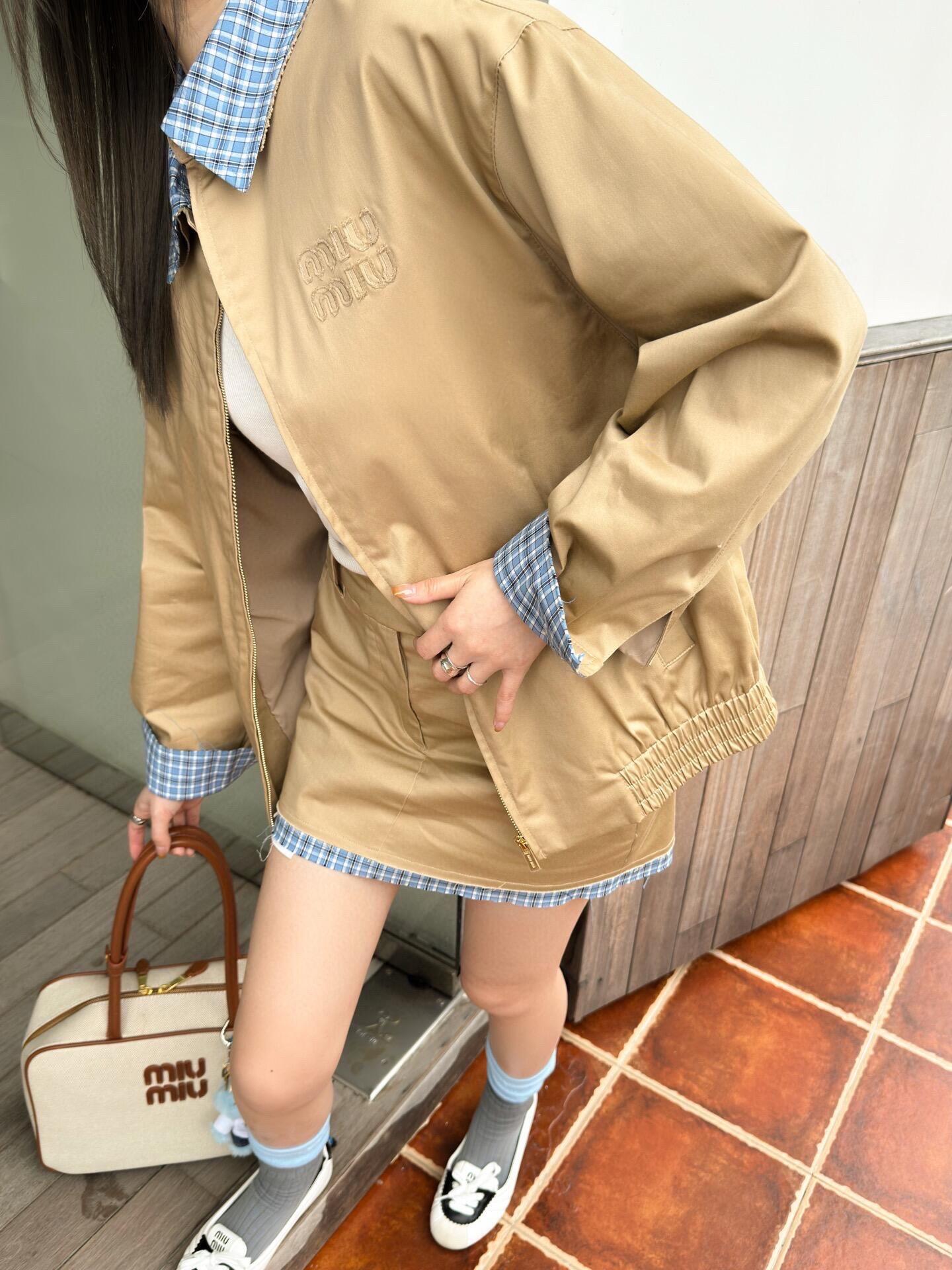 。MiuMiu 格子拼接刺绣拉链夹克面料：采用丝光纯棉布，该款面料原版定织定染，材料采用丝光纱线混合织成