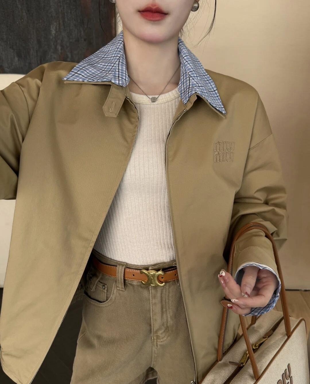 。MiuMiu 格子拼接刺绣拉链夹克面料：采用丝光纯棉布，该款面料原版定织定染，材料采用丝光纱线混合织成