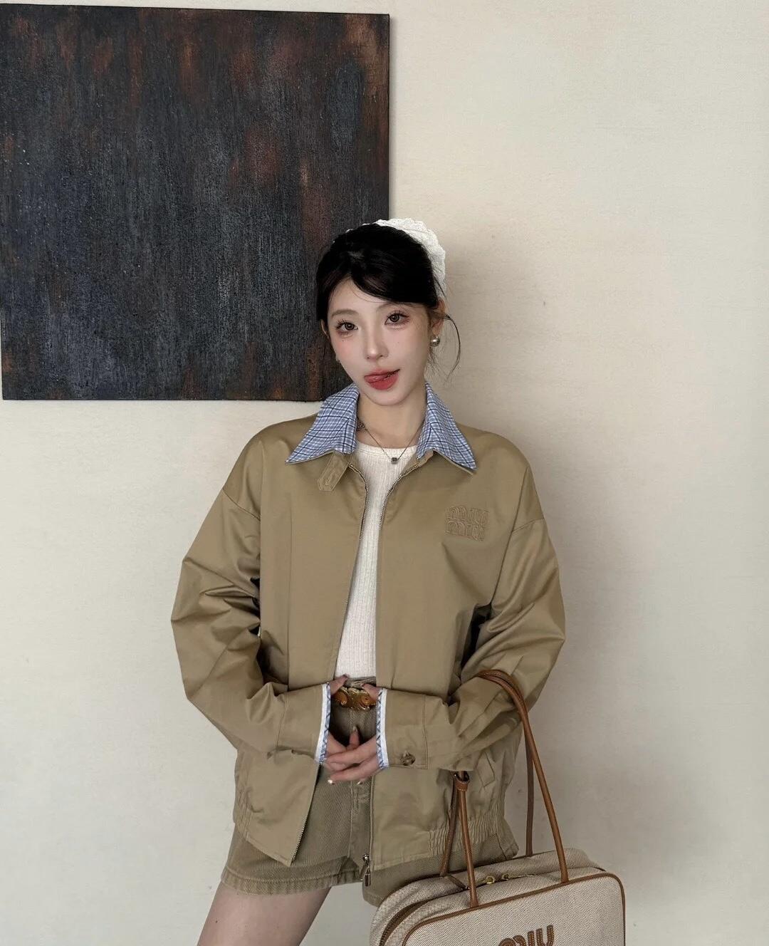 。MiuMiu 格子拼接刺绣拉链夹克面料：采用丝光纯棉布，该款面料原版定织定染，材料采用丝光纱线混合织成