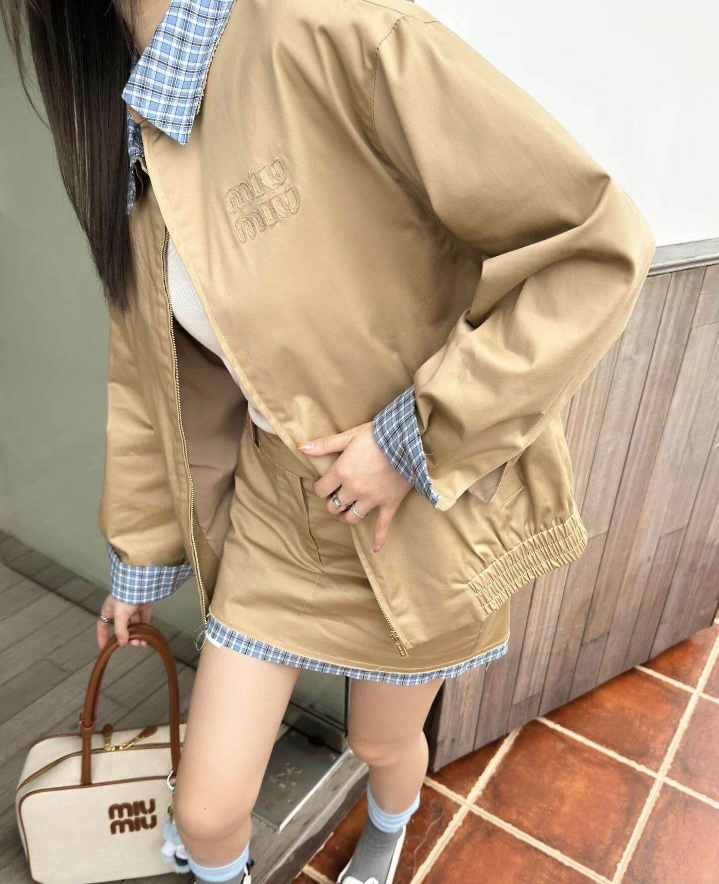 。MiuMiu 格子拼接刺绣拉链夹克面料：采用丝光纯棉布，该款面料原版定织定染，材料采用丝光纱线混合织成