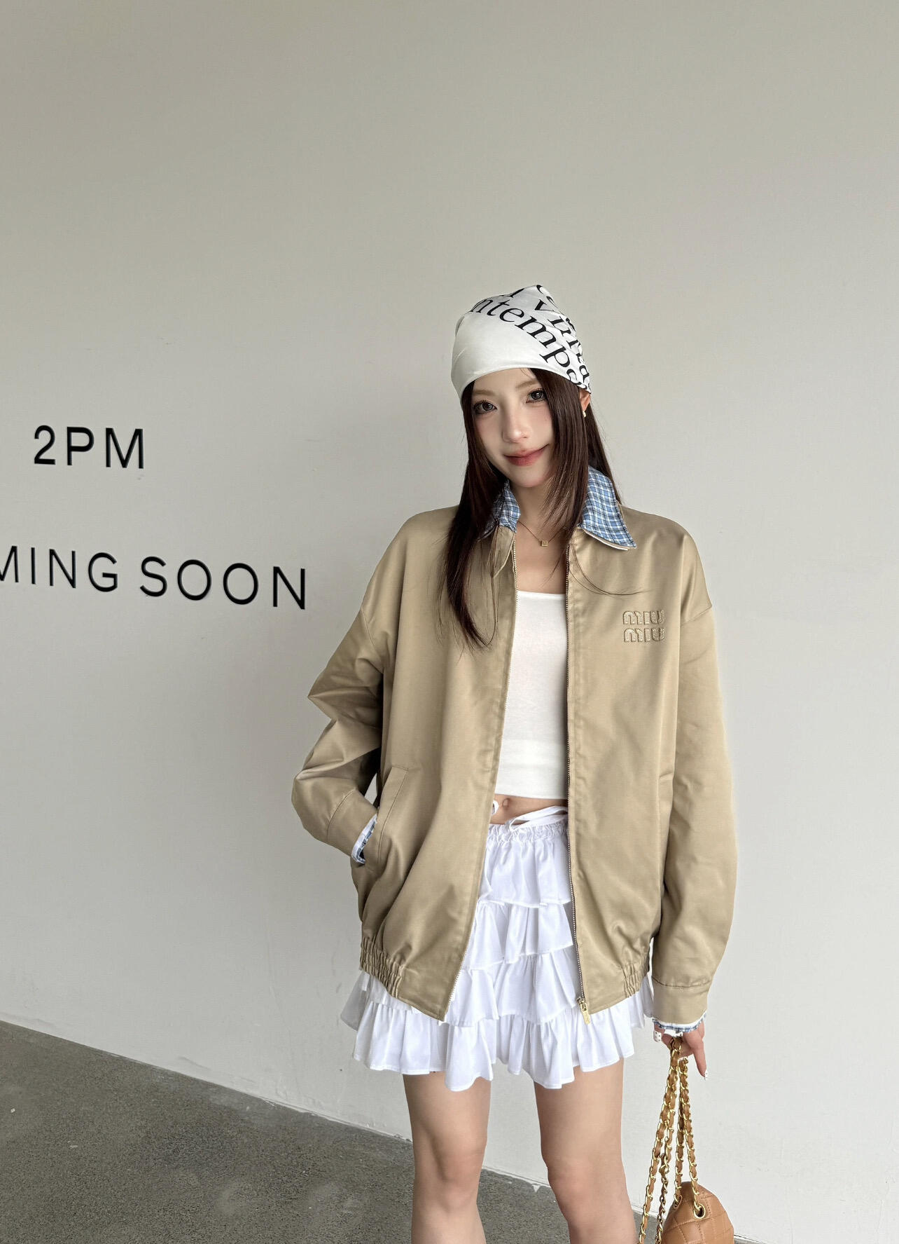 。MiuMiu 格子拼接刺绣拉链夹克面料：采用丝光纯棉布，该款面料原版定织定染，材料采用丝光纱线混合织成