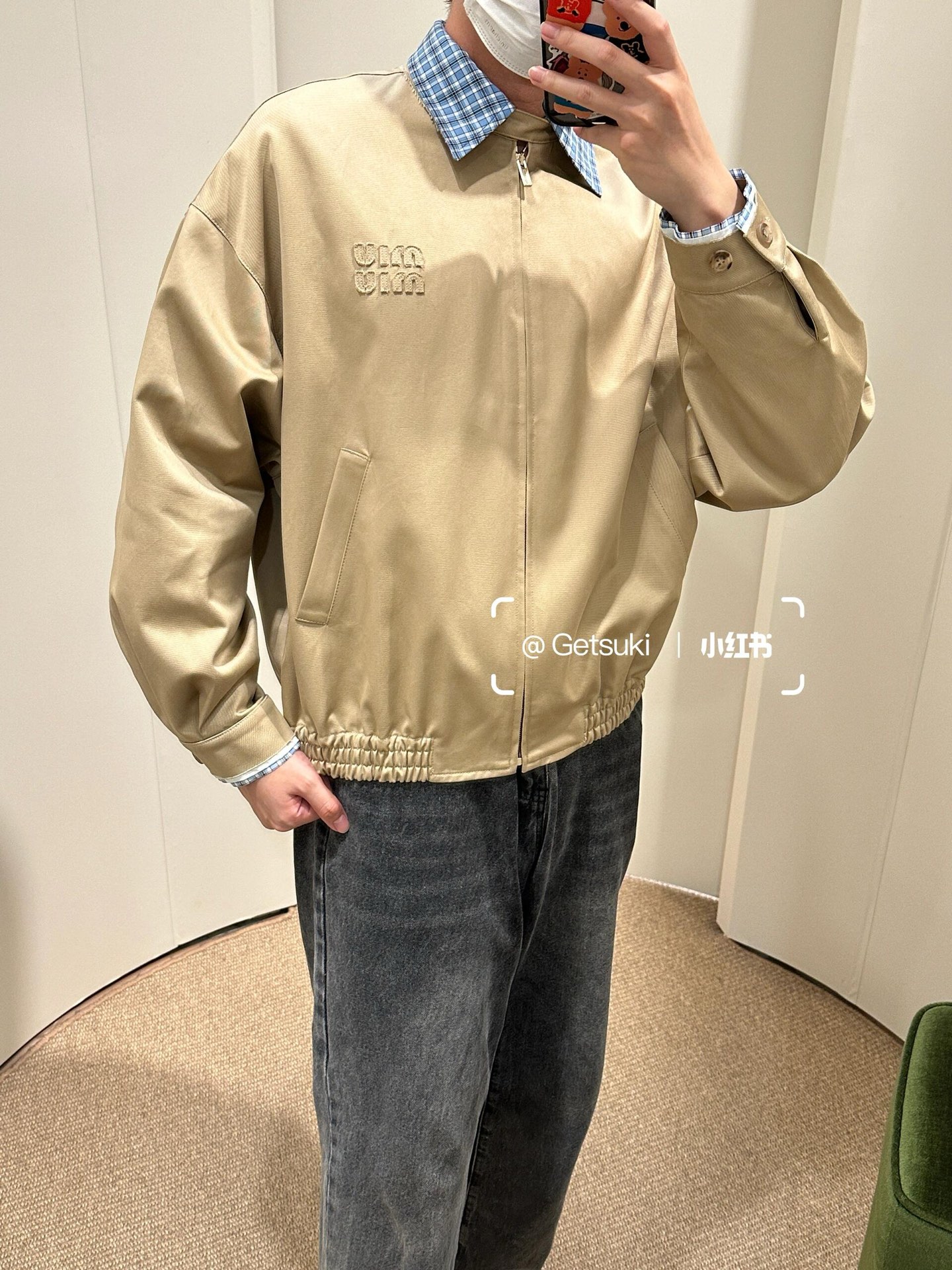 。MiuMiu 格子拼接刺绣拉链夹克面料：采用丝光纯棉布，该款面料原版定织定染，材料采用丝光纱线混合织成