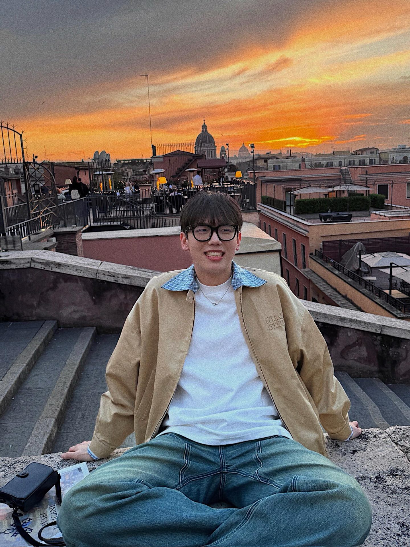 。MiuMiu 格子拼接刺绣拉链夹克面料：采用丝光纯棉布，该款面料原版定织定染，材料采用丝光纱线混合织成