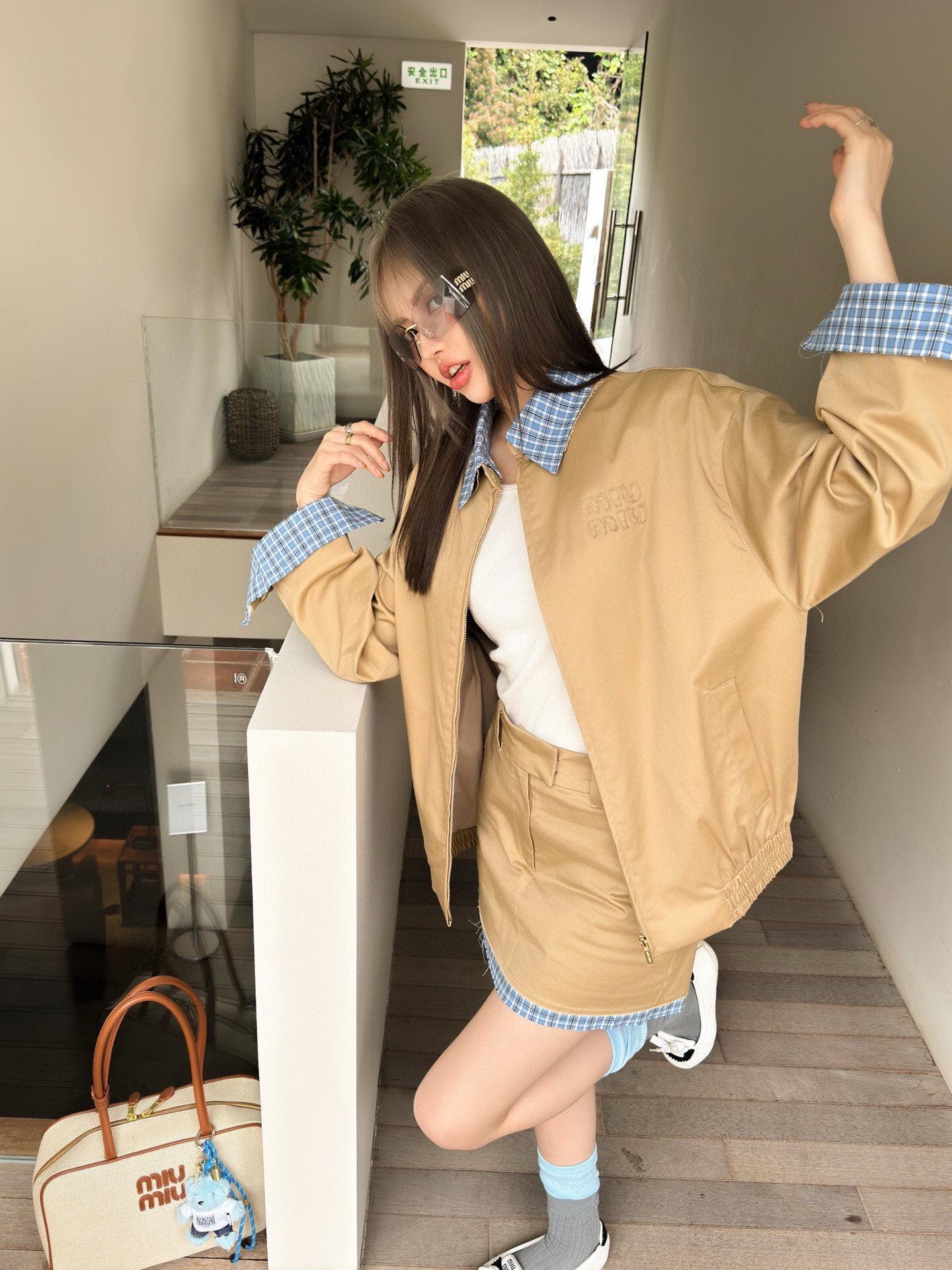 。MiuMiu 格子拼接刺绣拉链夹克面料：采用丝光纯棉布，该款面料原版定织定染，材料采用丝光纱线混合织成