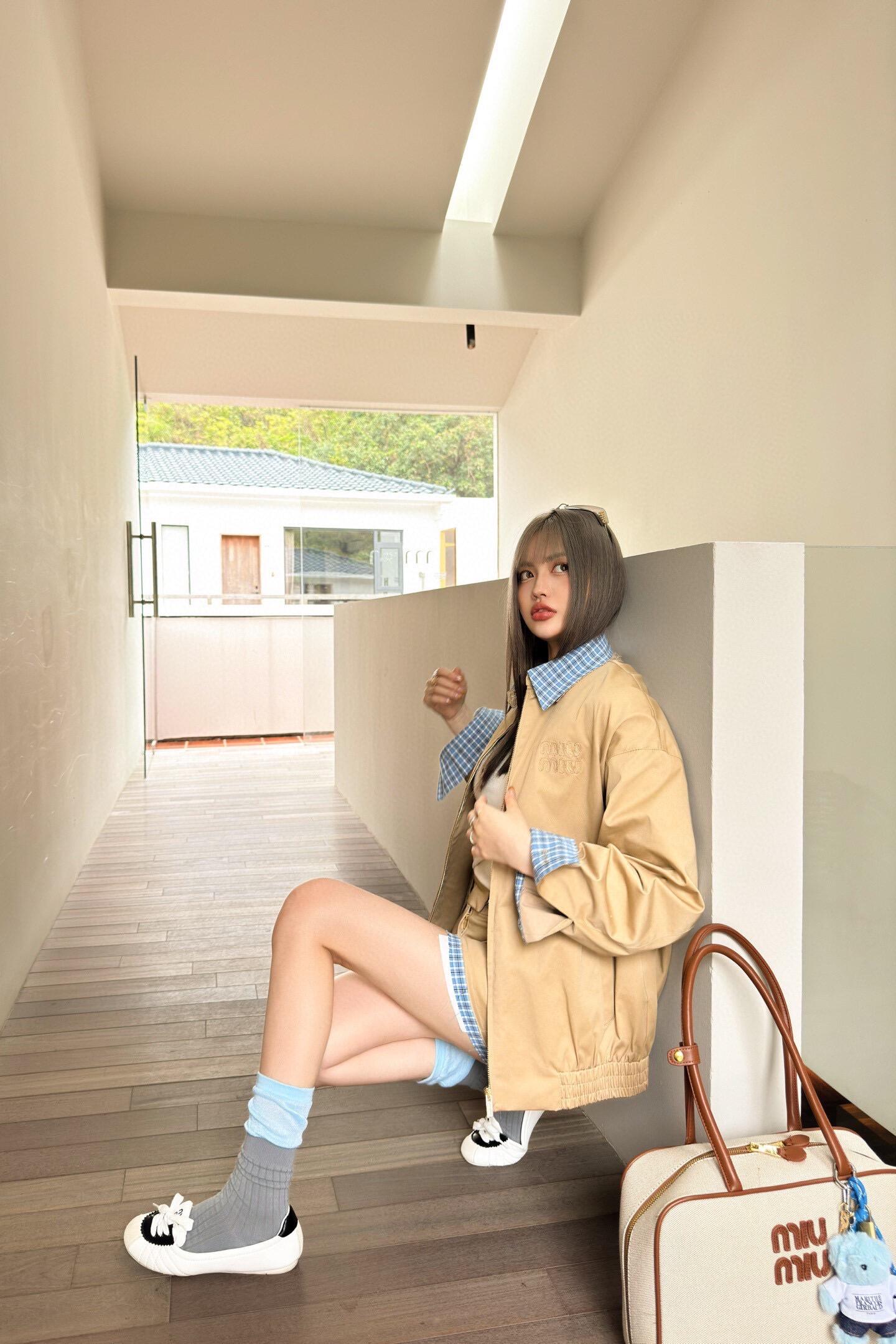 。MiuMiu 格子拼接刺绣拉链夹克面料：采用丝光纯棉布，该款面料原版定织定染，材料采用丝光纱线混合织成