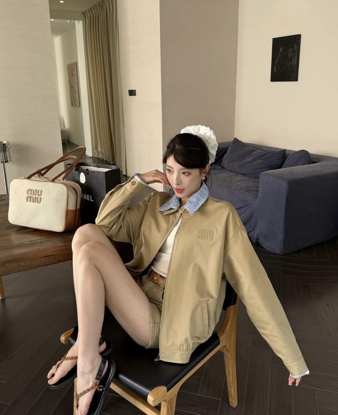 。MiuMiu 格子拼接刺绣拉链夹克面料：采用丝光纯棉布，该款面料原版定织定染，材料采用丝光纱线混合织成