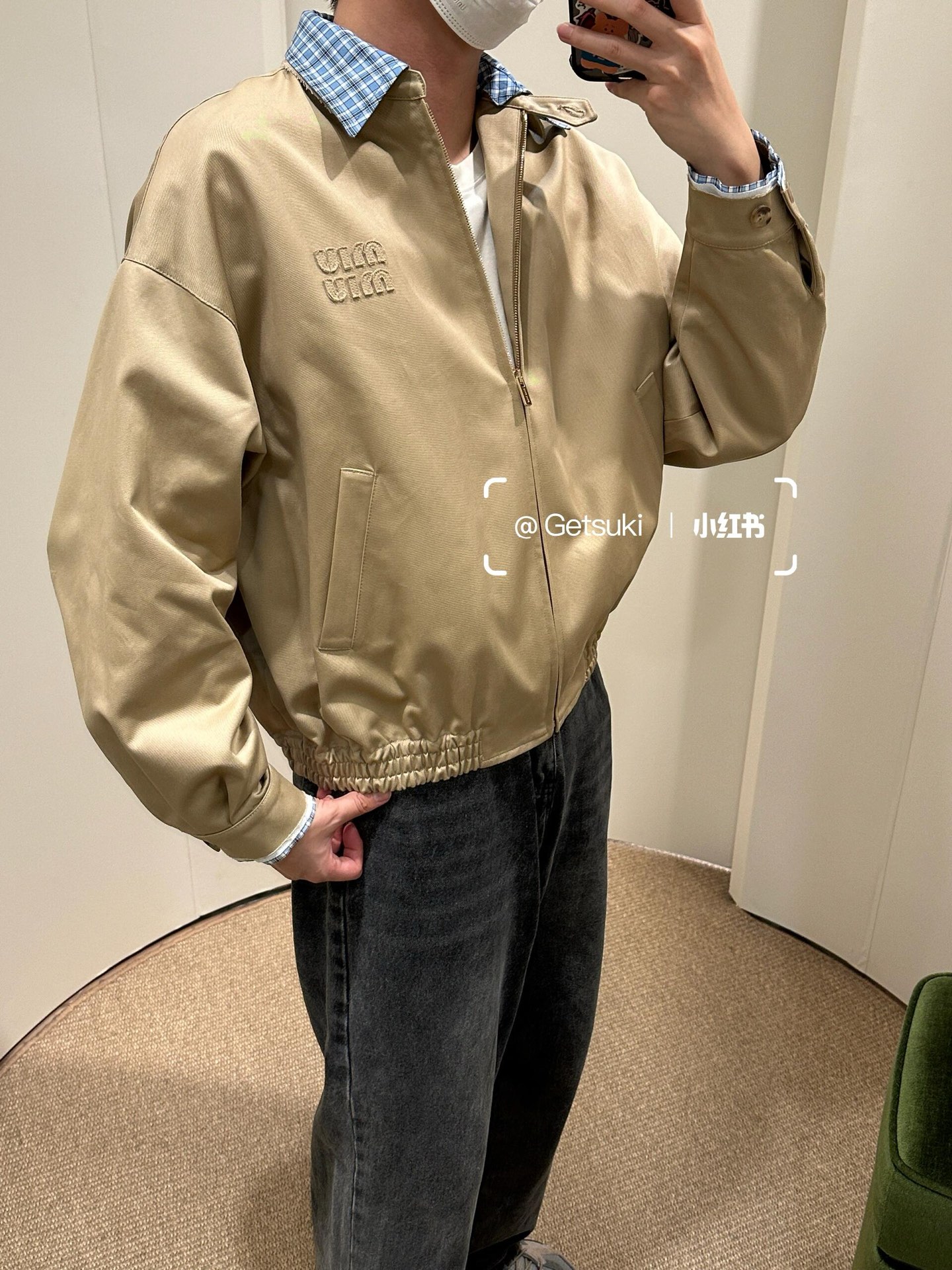 。MiuMiu 格子拼接刺绣拉链夹克面料：采用丝光纯棉布，该款面料原版定织定染，材料采用丝光纱线混合织成