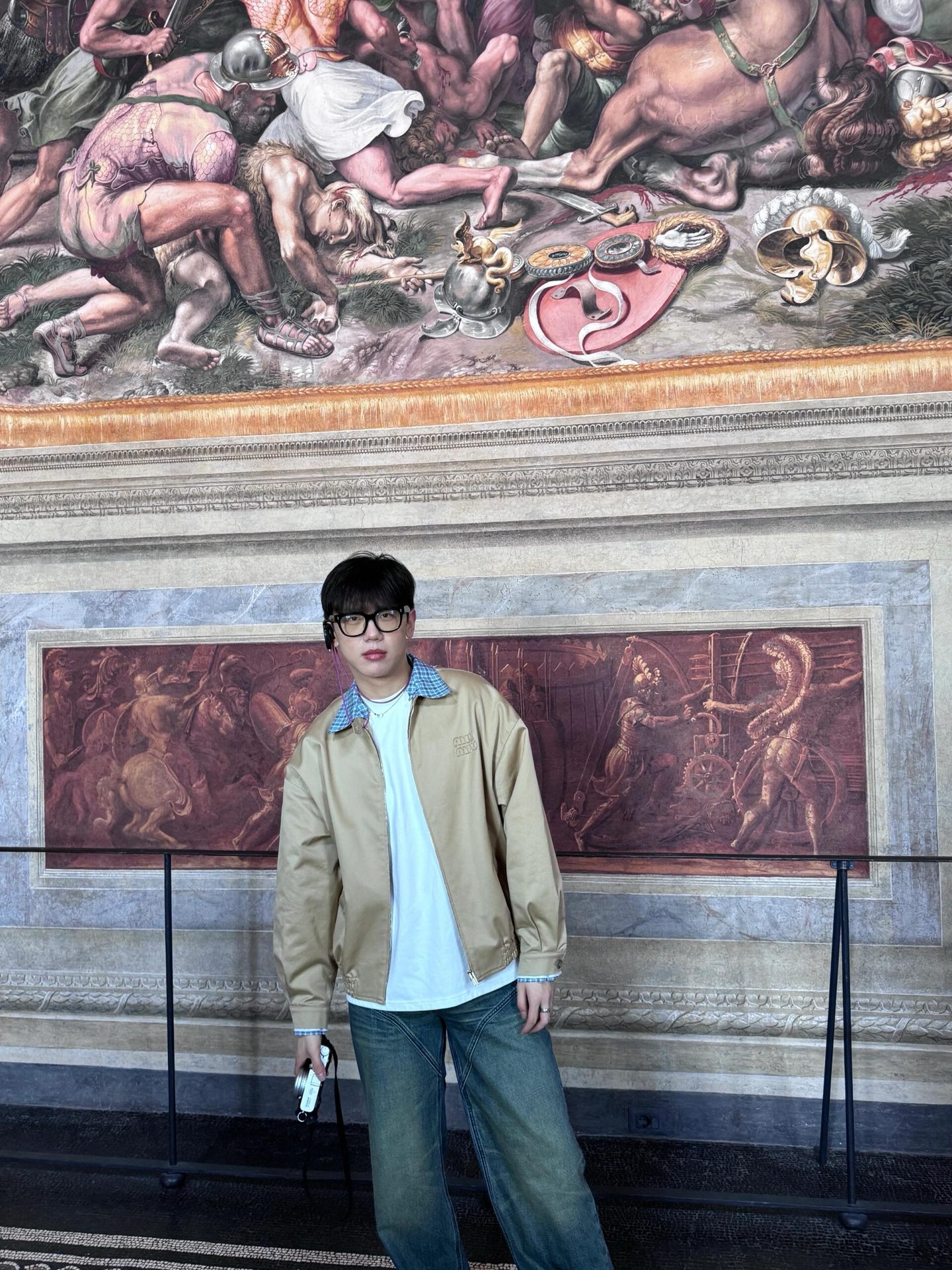 。MiuMiu 格子拼接刺绣拉链夹克面料：采用丝光纯棉布，该款面料原版定织定染，材料采用丝光纱线混合织成