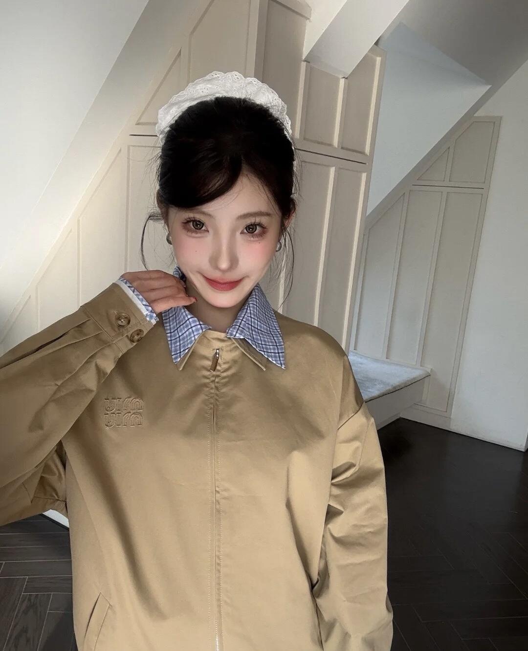 NO:537790,.MiuMiu plaided embroidered zipper jacket The fabric is made of mercerated pure cotton cloth. The original fabric is made of mercerized yarn and mixed with mercerized yarn to distinguish the market version. The fabric is made of Tiansi A100+, and the plaid fabric is made of pure cotton cloth. The craft embroidery uses laser flowering embroidery technology. After the computer lasers out one letter, it is manually positioned and pasted, the surface is sewn with embroidery. The auxiliary material zipper uses electroplated gold pull head and pull teeth, the surface is laser engraved with brand logo, and the buttons are made of natural resin material. Customized auxiliary material 11 washing trademark Auxiliary material 11 electroplated zipper Auxiliary material 11 resin buttons Process woven 11 original fabric Size S-M-L-XL Color khaki,,miumiu, jackets & coats,gold plating,alexander wang19860909.MiuMiu 格子拼接刺绣拉链夹克 面料采用丝光纯棉布,该款面料原版定织定染,材料采用丝光纱线混合织成,区别市场版本. 面料里补采用天丝A100+,格子面料采用纯棉布. 工艺刺绣采用激光烧花刺绣工艺,电脑激光出一个一个字母后人工定位贴后,面上采用刺绣缝合. 辅料拉链采用电镀金色拉头与拉牙,面上激光刻字品牌标识,纽扣采用天然树脂材料. 辅料定制11洗水商标 辅料定制11电镀拉链 辅料定制11树脂纽扣 工艺定织11原版面料 尺码S-M-L-XL 颜色卡其,,miumiu,jackets & coats,gold plating,alexander wang,Men's clothing