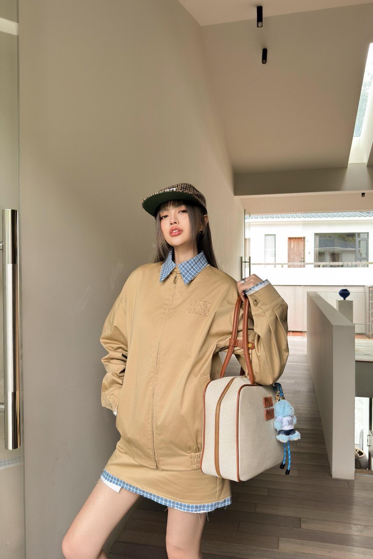 。MiuMiu 格子拼接刺绣拉链夹克面料：采用丝光纯棉布，该款面料原版定织定染，材料采用丝光纱线混合织成