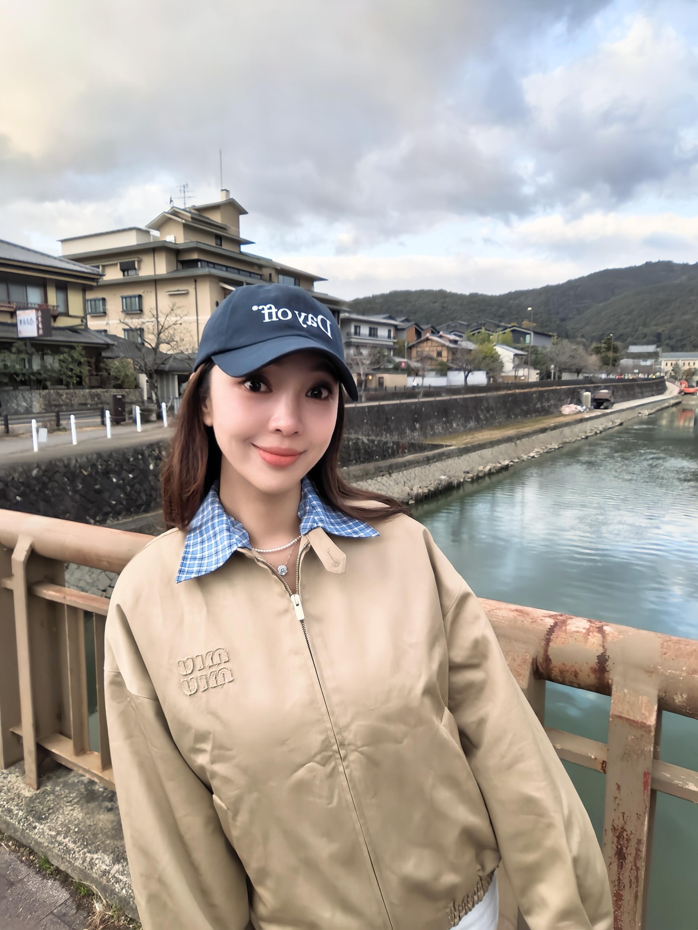 。MiuMiu 格子拼接刺绣拉链夹克面料：采用丝光纯棉布，该款面料原版定织定染，材料采用丝光纱线混合织成