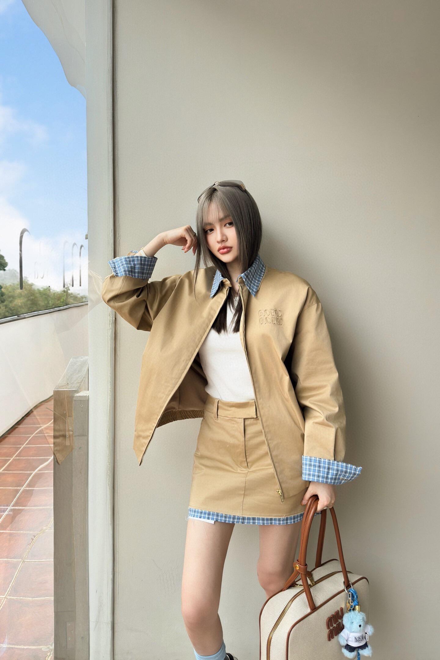 。MiuMiu 格子拼接刺绣拉链夹克面料：采用丝光纯棉布，该款面料原版定织定染，材料采用丝光纱线混合织成