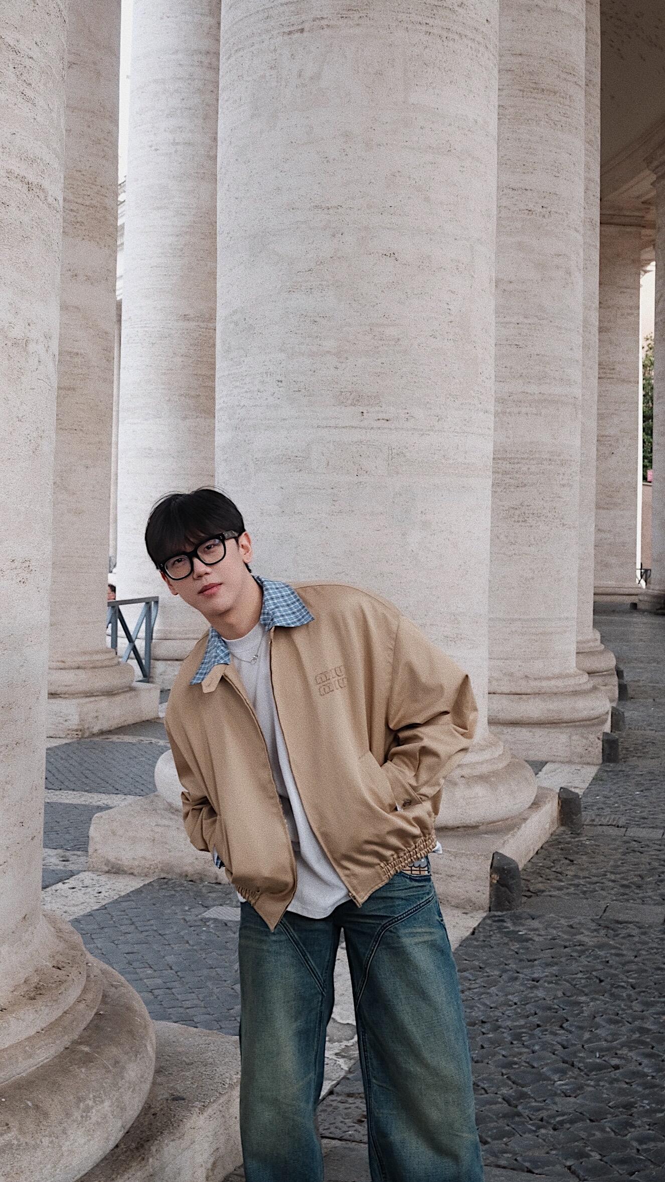 。MiuMiu 格子拼接刺绣拉链夹克面料：采用丝光纯棉布，该款面料原版定织定染，材料采用丝光纱线混合织成