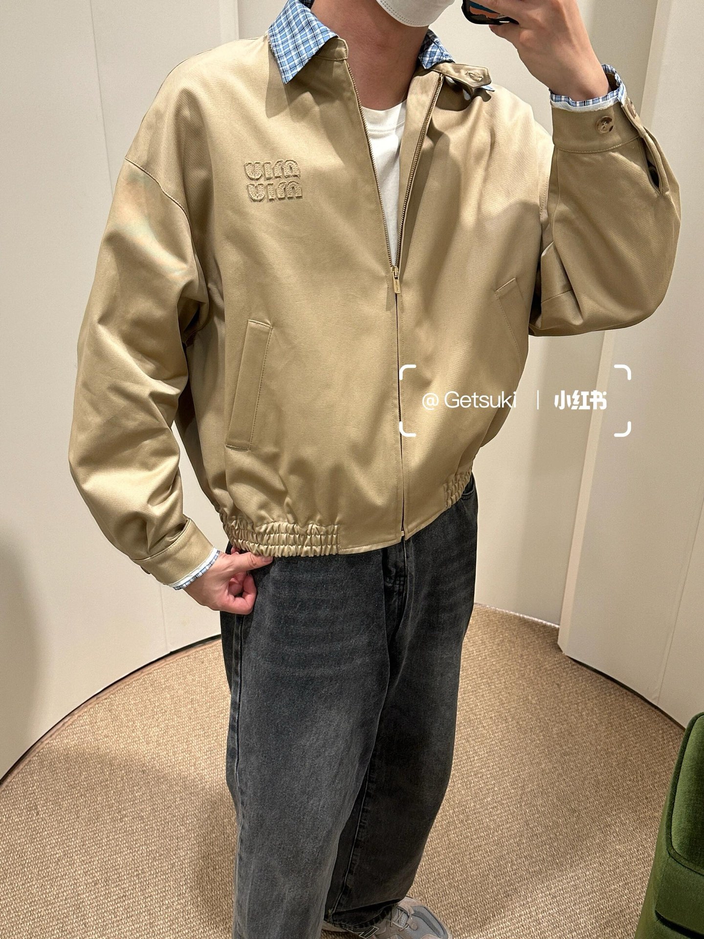 。MiuMiu 格子拼接刺绣拉链夹克面料：采用丝光纯棉布，该款面料原版定织定染，材料采用丝光纱线混合织成