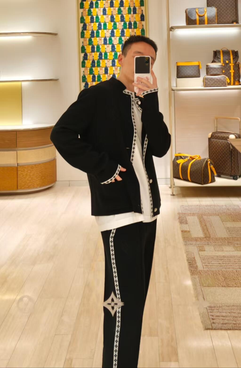 NO:539732,.LOUIS VUITTON College style knitted embroidery trousers The fabric is woven with 55 wool and 45 cotton yarn, which can effectively improve the style of the clothes. Wool can be used for winter poor outfits to keep warmer. Craft embroidery uses 3D three-dimensional embroidery, and the chest embroidery logo is embellished. Pattern jacquard is knitted with imported 14 knitted. Durable washing water, high temperature drying. Multi-position splicing seam trays. This wool knitted trousers have a comfortable and elastic waist, which incorporates neat pleats and contrasting Monogram floral trim for the waist-hugging silhouette. Marque L.Vuitton Déposée embroidery logo on the left perfects the college style and can create a casual look with the same suit jacket. Customized auxiliary materials 11 washing water trademark craftsmanship custom 11 jacquard weaving edge craftsmanship custom 11 embroidery logo  Size S-M-L-XL Color Black, louis vuitton,jackets & coats,business suit,alexander wang19860909.LOUIS VUITTON 学院风针织刺绣西裤 面料采用55羊毛,45棉纱搭配织出,棉纱可有效提高衣服版型.羊毛可使用冬季差穿搭更加保暖. 工艺刺绣采用3D立体刺绣,胸标刺绣标识为点缀.花纹提花采用进口14针织出.成衣洗水,高温烘干.多位拼接缝盘. 本款绵羊毛针织长裤拥有舒适弹力腰部,为收腰廓形融入利落褶裥和 撞色 Monogram 花卉饰边.左侧Marque L.Vuitton Déposée 刺绣标识完善学院风范,可与同款西装夹克共筑休闲造型. 辅料定制11洗水商标 工艺定制11提花织边 工艺定制11刺绣标识 尺码S-M-L-XL 颜色黑,,louis vuitton,jackets & coats,business suit,alexander wang,Men's clothing