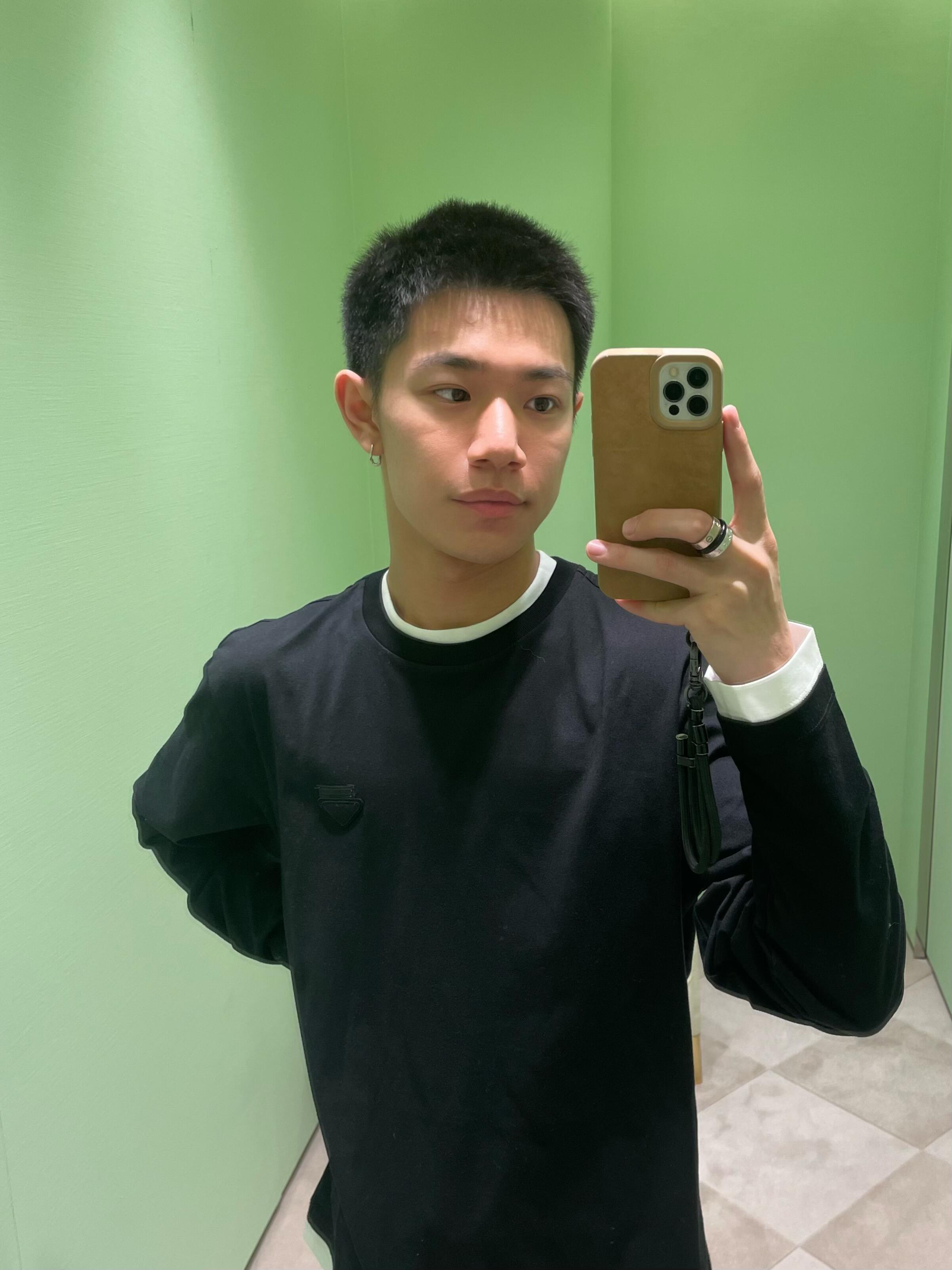 NO:539729,.PRADA fabric fabric label fake two-piece base long sleeves The fabric is made of 50 double strands, threaded with 1*1 Solona. Craft laser cutting cloth label, each size is restored according to the original ratio 11. Double needle splicing process - general washing - solid color. This cotton T-shirt adds a modern feel through layers and contrast, injecting vitality into casual shapes. Long sleeves. Straight bottom edge. Concept triangle logo Customized auxiliary materials 11 washing trademark Customized auxiliary materials 11 cutting cloth S-M-L-XL Color black,,prada,tees, t-shirt,alexander wang19860909.PRADA 织物布标假两件打底长袖 面料采用50支双股,螺纹搭配1*1索罗娜. 工艺激光切割布标,每一个尺寸都按原版比例11还原.双针拼接工艺-普洗-固色. 此款棉质T恤通过层次和对比增添现代感,为休闲造型注入活力. 长袖. 平直底边. 概念三角形徽标 辅料定制11洗水商标 辅料定制11切割布标 尺码S-M-L-XL 颜色黑,,prada,tees，t-shirt,alexander wang,Men's clothing