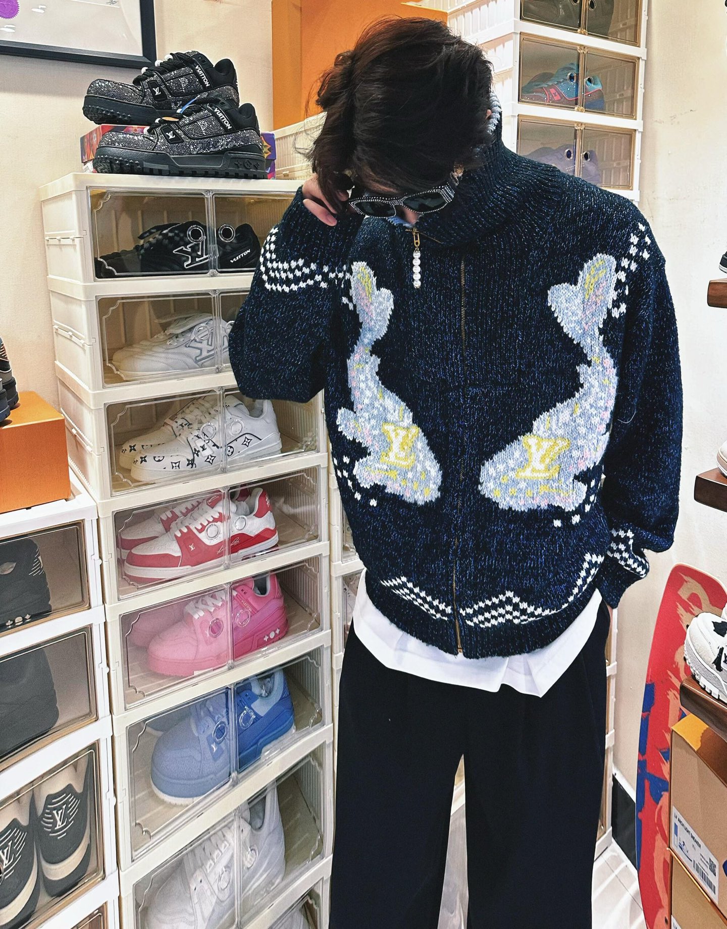 NO:567998,.LOUIS VUITTON Pisces jacquard knitted zipper jacket is made of 55% wool with 30% cashmere and 15% cotton yarn. This wool uses viscose wool technology to make clothes with colorful dots and multi-color craftsmanship. 12 yarn feeders, 6 types of wool, minimum order of 1 ton, duration 12 days.  The jacquard craftsmanship is woven by an imported 3-needle machine, and it takes about 620 minutes to knit a piece of clothing. Each point is restored according to the original 11, and the chest logo is in the correct position to distinguish the market version. The auxiliary material puller is electroplated with copper and decorated with mother-of-pearl. This belted jacket focuses on the creative picture that Pharrell Williams and Nigo jointly drew in the 2025 autumn and winter. The koi carp wearing the LV logo swims on the front, and the cherry blossoms and Japanese characters mark behind it, expressing Nigo   The source of culture. Exquisite patterns are presented in cotton-wool blended knitted fabrics through intarsia and embroidery techniques. The texture is as delicate as handmade. Beaded zipper pulls add elegance to the comfortable silhouette. Accessories customized 11 wash trademarks Accessories customized 11 electroplated zippers Accessories customized 11 jacquard crafts Craftsmanship customized 11 viscose wool craftsmanship Size S-M-L-XL Color black,, louis vuitton, louis vuitton, jackets &  coats,jackets & coats,alexander wang19860909.LOUIS VUITTON 双鱼提花针织拉链外套 面料采用55羊毛 搭配30羊绒 15棉纱.该款毛料采用黏毛工艺,做出衣服彩点多色工艺.12纱嘴6种毛料,1吨起定,时长12天. 工艺提花工艺进口3针机器织出,一件衣服织出时间约为620分钟.每一个点位都按原版11还原,胸前logo正位,区别市场版本. 辅料拉牙拉头采用铜料电镀,搭配装饰珍珠母. 本款束腰夹克聚焦Pharrell Williams与 Nigo在2025秋冬季携手共绘的创意图景.身披LV标识的锦鲤在正面游弋,樱花和日文字样标记背后,道出Nigo 的文化之源.考究图案通过嵌花和刺绣工艺呈现于棉毛混纺针织,纹理细腻有如手工制成.珠饰拉链头为舒适廓形再添雅致一笔. 辅料定制11洗水商标 辅料定制11电镀拉链 辅料定制11提花工艺 工艺定制11黏毛工艺 尺码S-M-L-XL 颜色黑,,louis vuitton,louis vuitton,jackets & coats,jackets & coats,alexander wang,Men's clothing