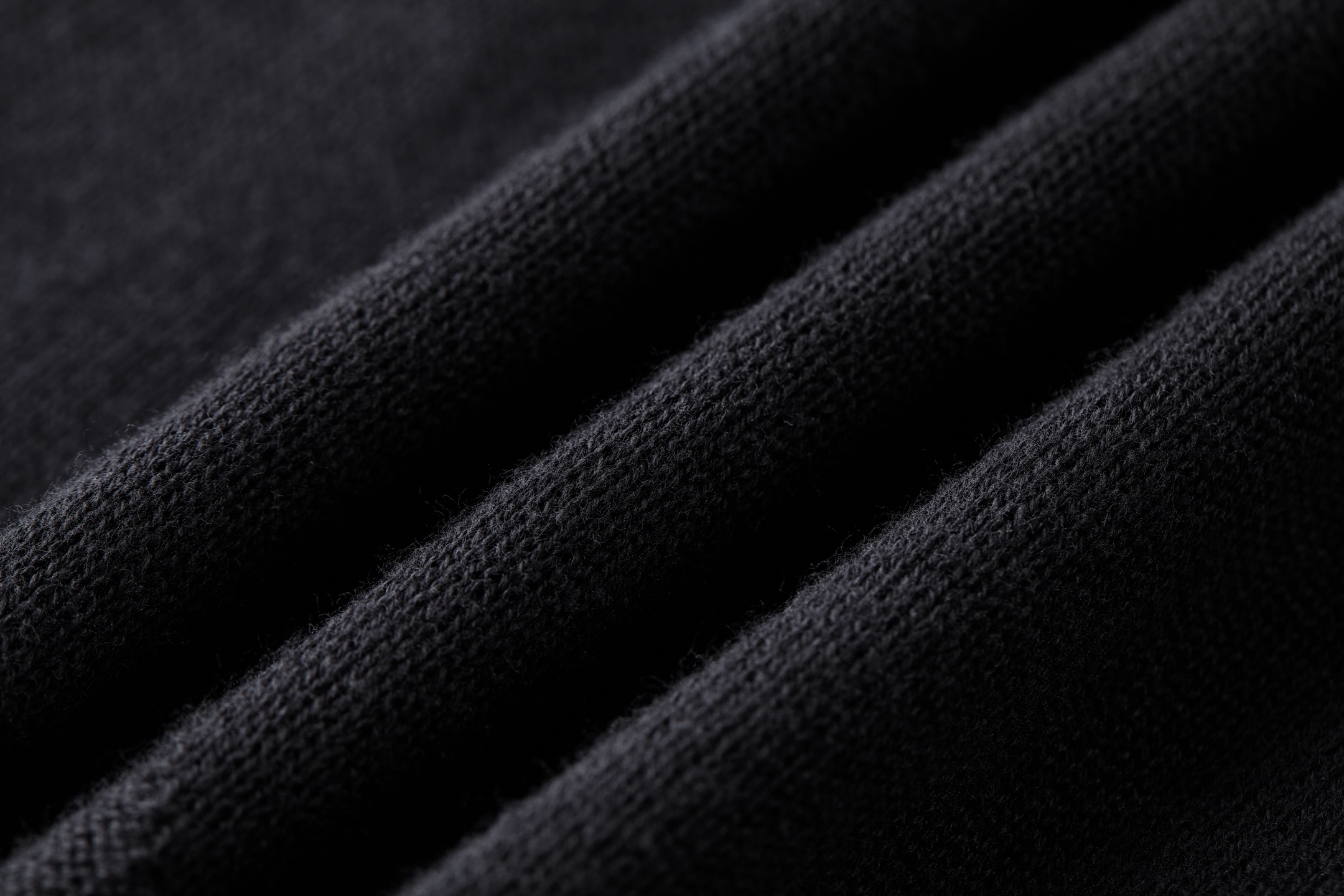 💰210【独家供应】
1v 25FW 暗纹黑花圆领毛衣（黑色）
原版12,300购入开发，面料采用60支100%精梳棉纱。进口14针局部提花，按原版1：1还原每一处标识，袖口对接对位。成水洗水-柔顺手感-固色-固定版型。本款棉质圆领衫为全幅Monogram Macro 图案渲染深邃色调，于柔软提花针织融入大号Monogram花卉和LV标识，可为各式造型注入考究气息。全幅 Monogram Macro 提花压纹效果针织罗纹衣领100%棉。
Size:S-M-L-XL