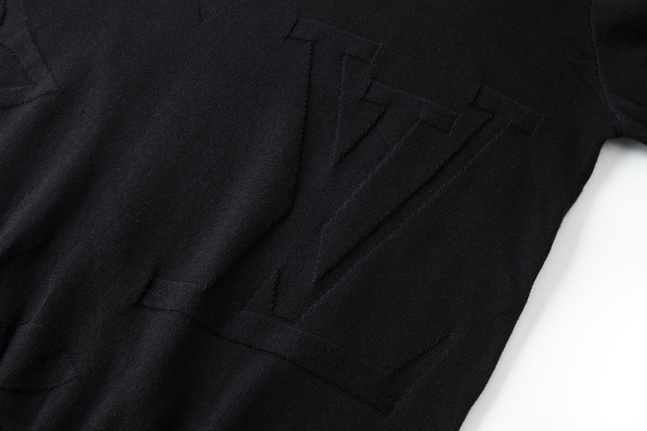 💰210【独家供应】
1v 25FW 暗纹黑花圆领毛衣（黑色）
原版12,300购入开发，面料采用60支100%精梳棉纱。进口14针局部提花，按原版1：1还原每一处标识，袖口对接对位。成水洗水-柔顺手感-固色-固定版型。本款棉质圆领衫为全幅Monogram Macro 图案渲染深邃色调，于柔软提花针织融入大号Monogram花卉和LV标识，可为各式造型注入考究气息。全幅 Monogram Macro 提花压纹效果针织罗纹衣领100%棉。
Size:S-M-L-XL