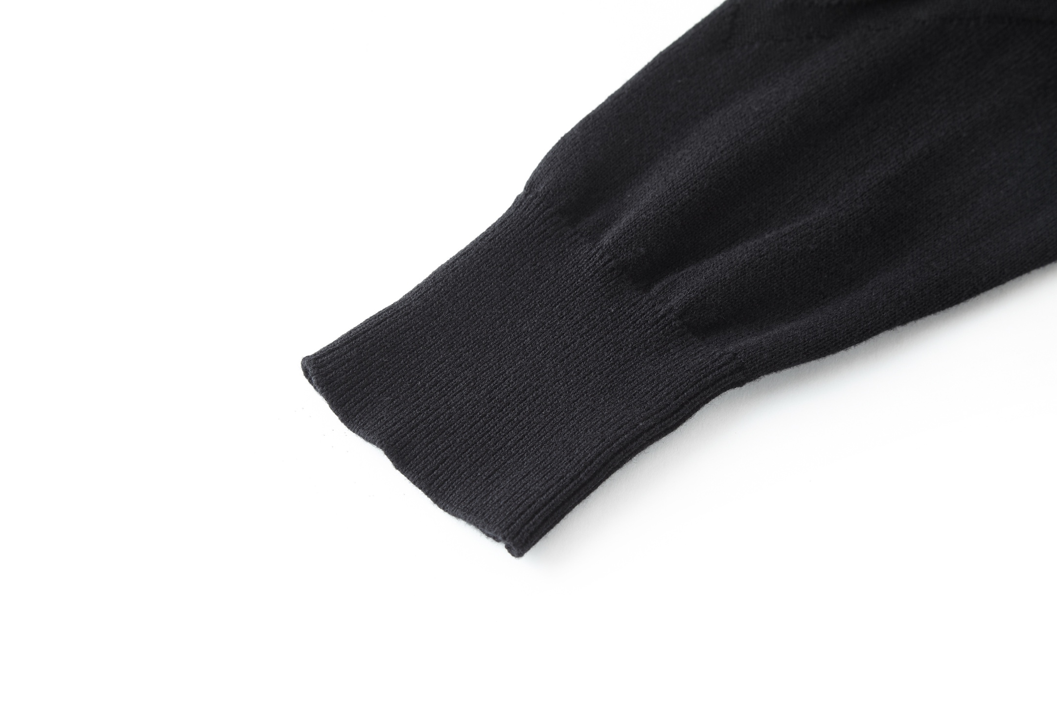 💰210【独家供应】
1v 25FW 暗纹黑花圆领毛衣（黑色）
原版12,300购入开发，面料采用60支100%精梳棉纱。进口14针局部提花，按原版1：1还原每一处标识，袖口对接对位。成水洗水-柔顺手感-固色-固定版型。本款棉质圆领衫为全幅Monogram Macro 图案渲染深邃色调，于柔软提花针织融入大号Monogram花卉和LV标识，可为各式造型注入考究气息。全幅 Monogram Macro 提花压纹效果针织罗纹衣领100%棉。
Size:S-M-L-XL