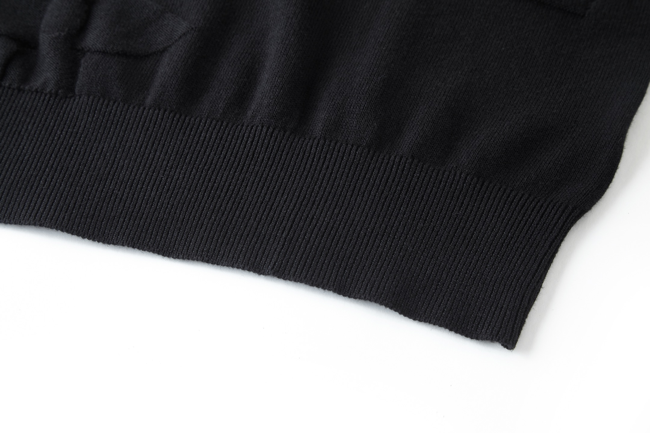 💰210【独家供应】
1v 25FW 暗纹黑花圆领毛衣（黑色）
原版12,300购入开发，面料采用60支100%精梳棉纱。进口14针局部提花，按原版1：1还原每一处标识，袖口对接对位。成水洗水-柔顺手感-固色-固定版型。本款棉质圆领衫为全幅Monogram Macro 图案渲染深邃色调，于柔软提花针织融入大号Monogram花卉和LV标识，可为各式造型注入考究气息。全幅 Monogram Macro 提花压纹效果针织罗纹衣领100%棉。
Size:S-M-L-XL