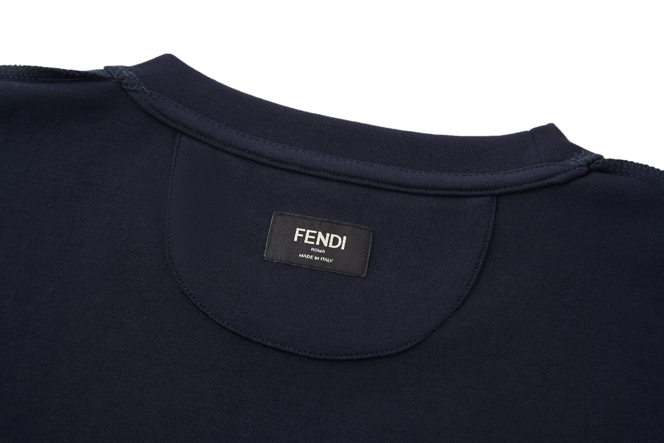 。FENDI 小狗贴布刺绣短袖FENDI 刺绣标识套头短袖面料：采用260克丝光双面。工艺：刺绣采用3D