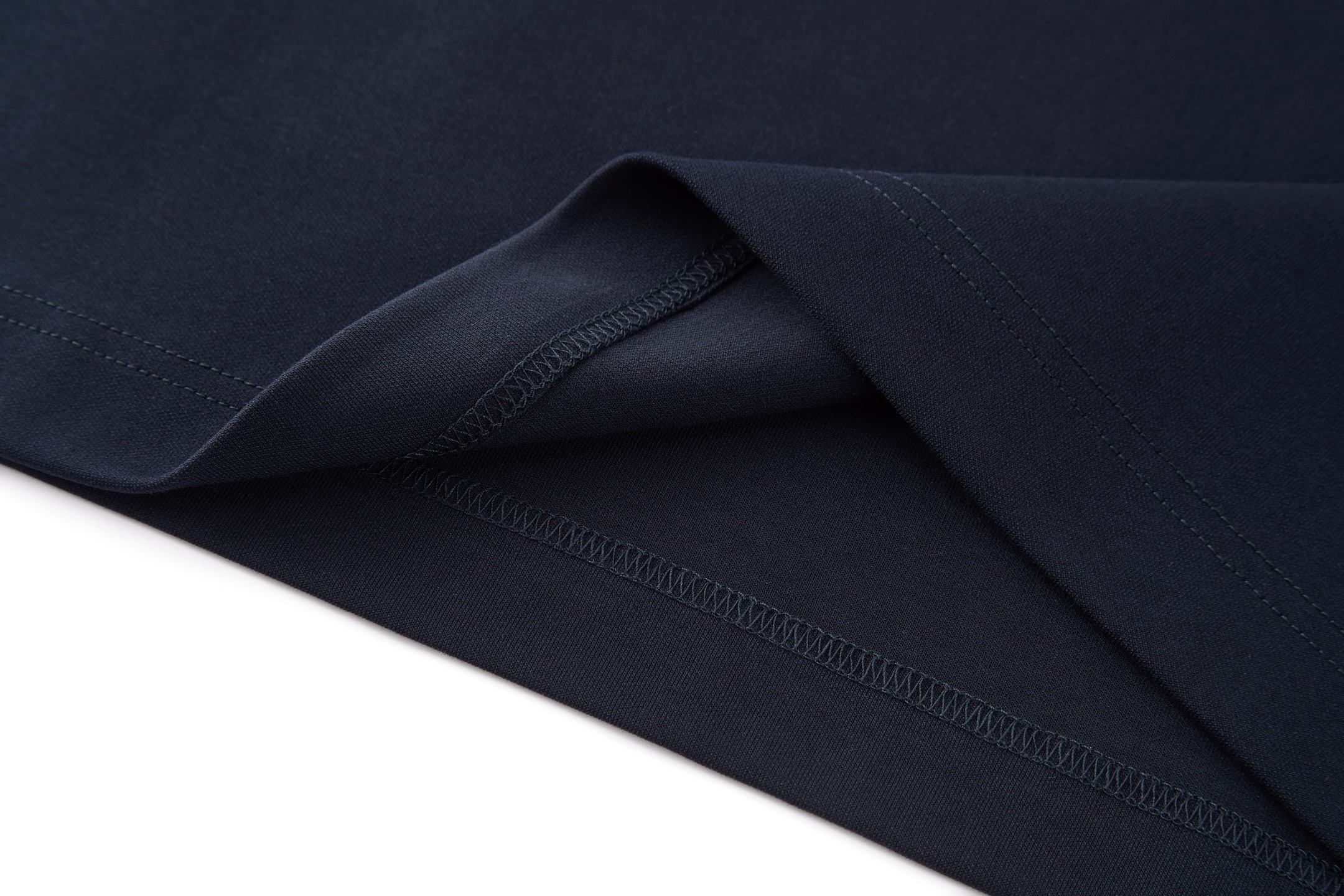 。FENDI 小狗贴布刺绣短袖FENDI 刺绣标识套头短袖面料：采用260克丝光双面。工艺：刺绣采用3D