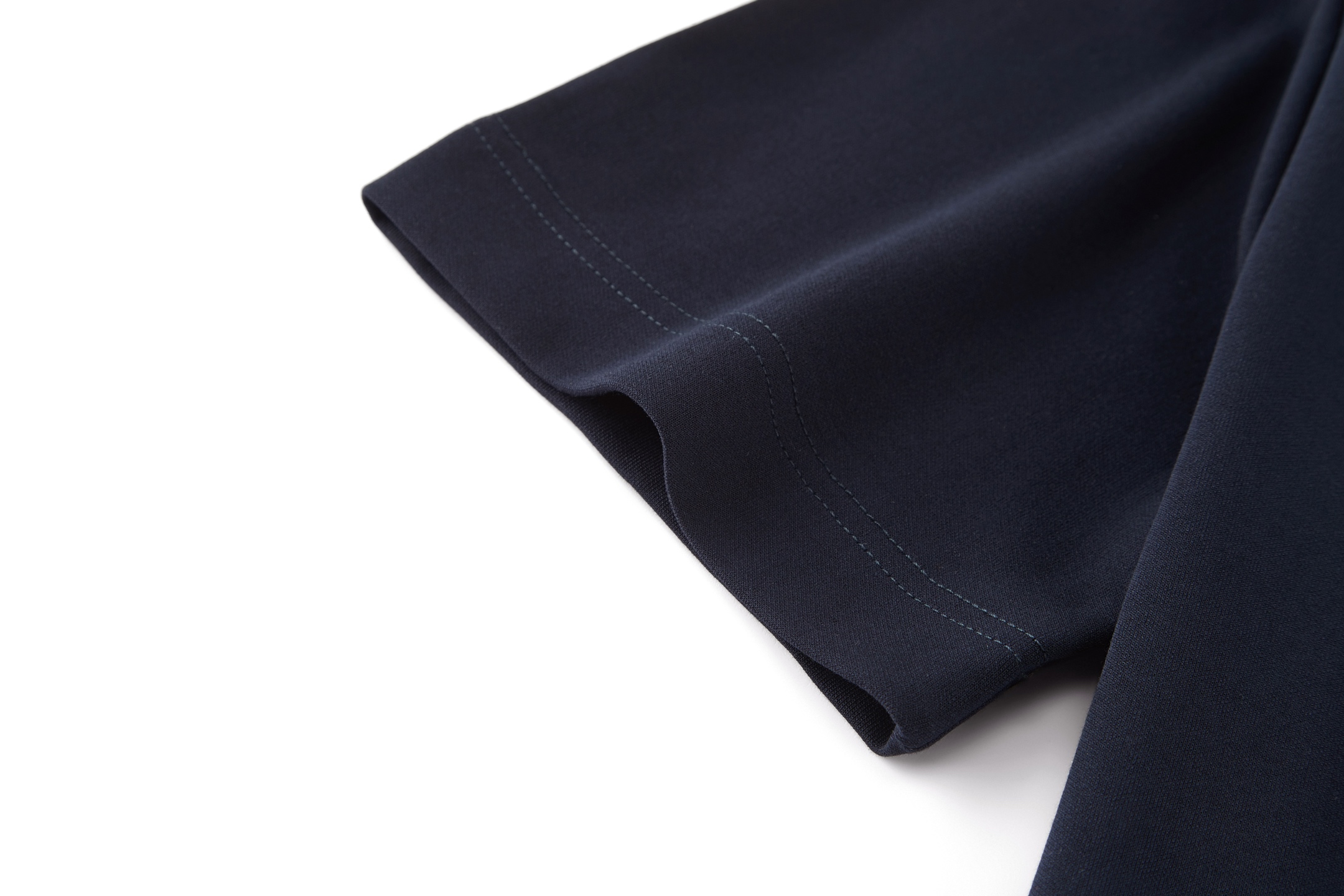 。FENDI 小狗贴布刺绣短袖FENDI 刺绣标识套头短袖面料：采用260克丝光双面。工艺：刺绣采用3D