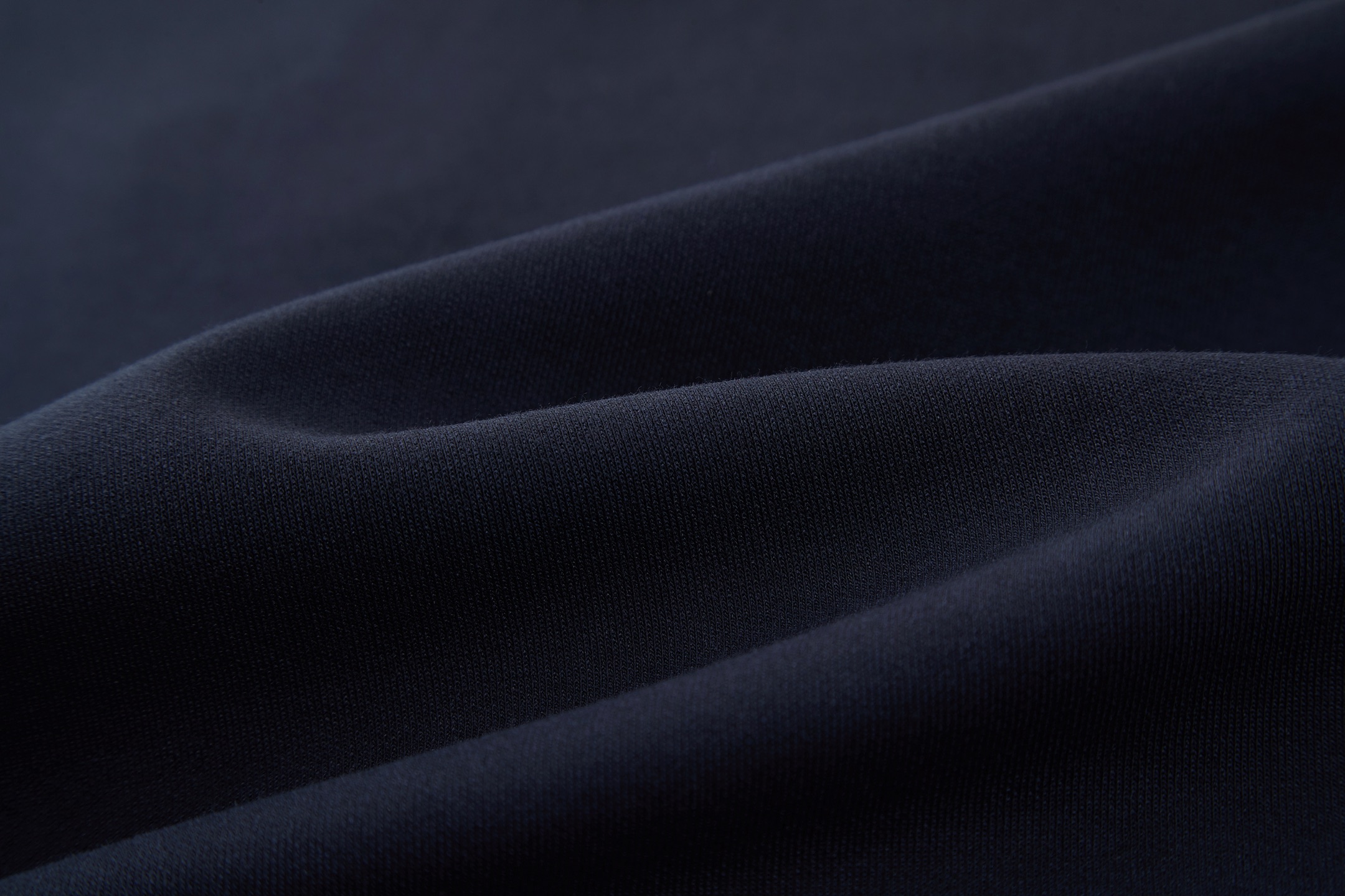 。FENDI 小狗贴布刺绣短袖FENDI 刺绣标识套头短袖面料：采用260克丝光双面。工艺：刺绣采用3D