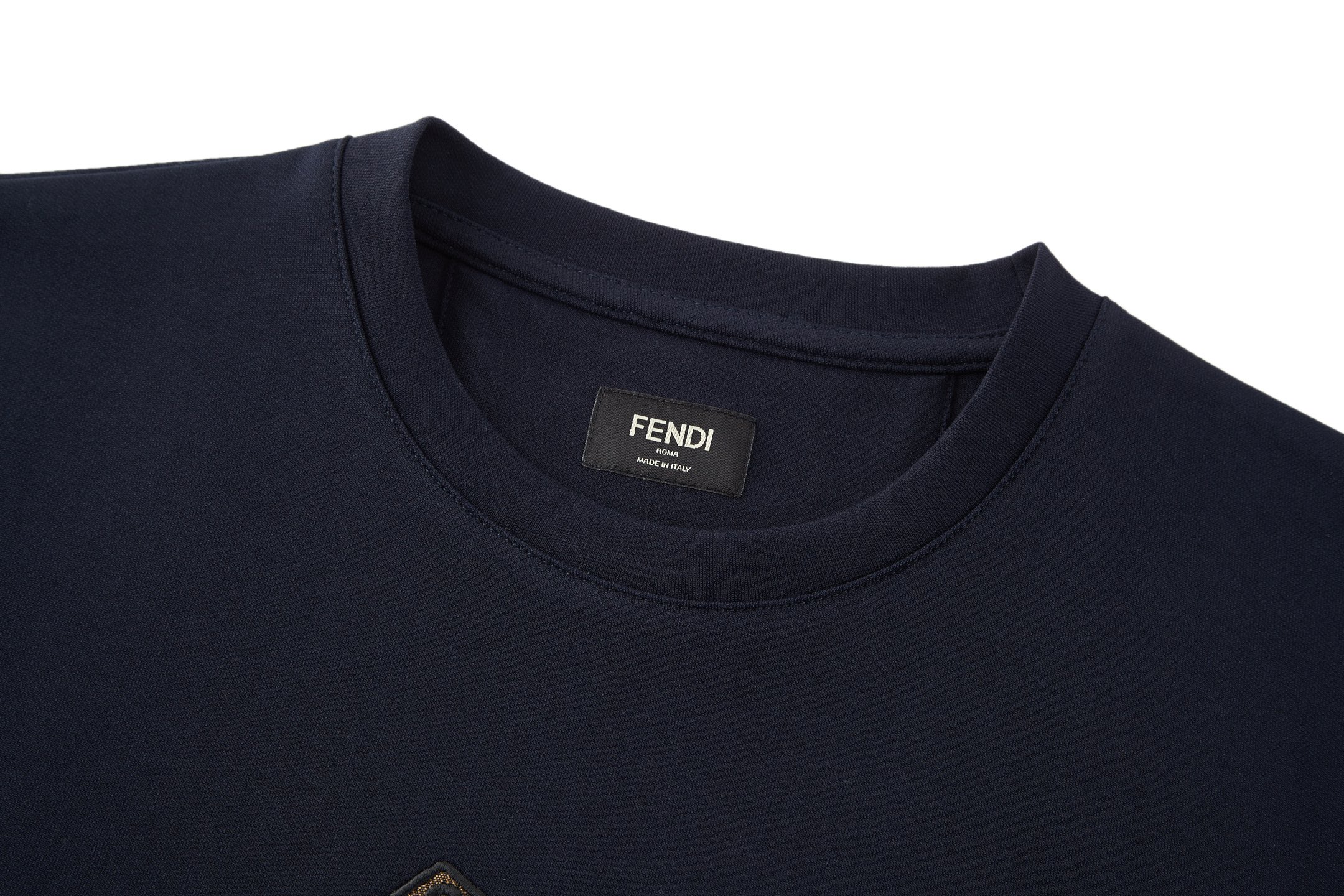 。FENDI 小狗贴布刺绣短袖FENDI 刺绣标识套头短袖面料：采用260克丝光双面。工艺：刺绣采用3D