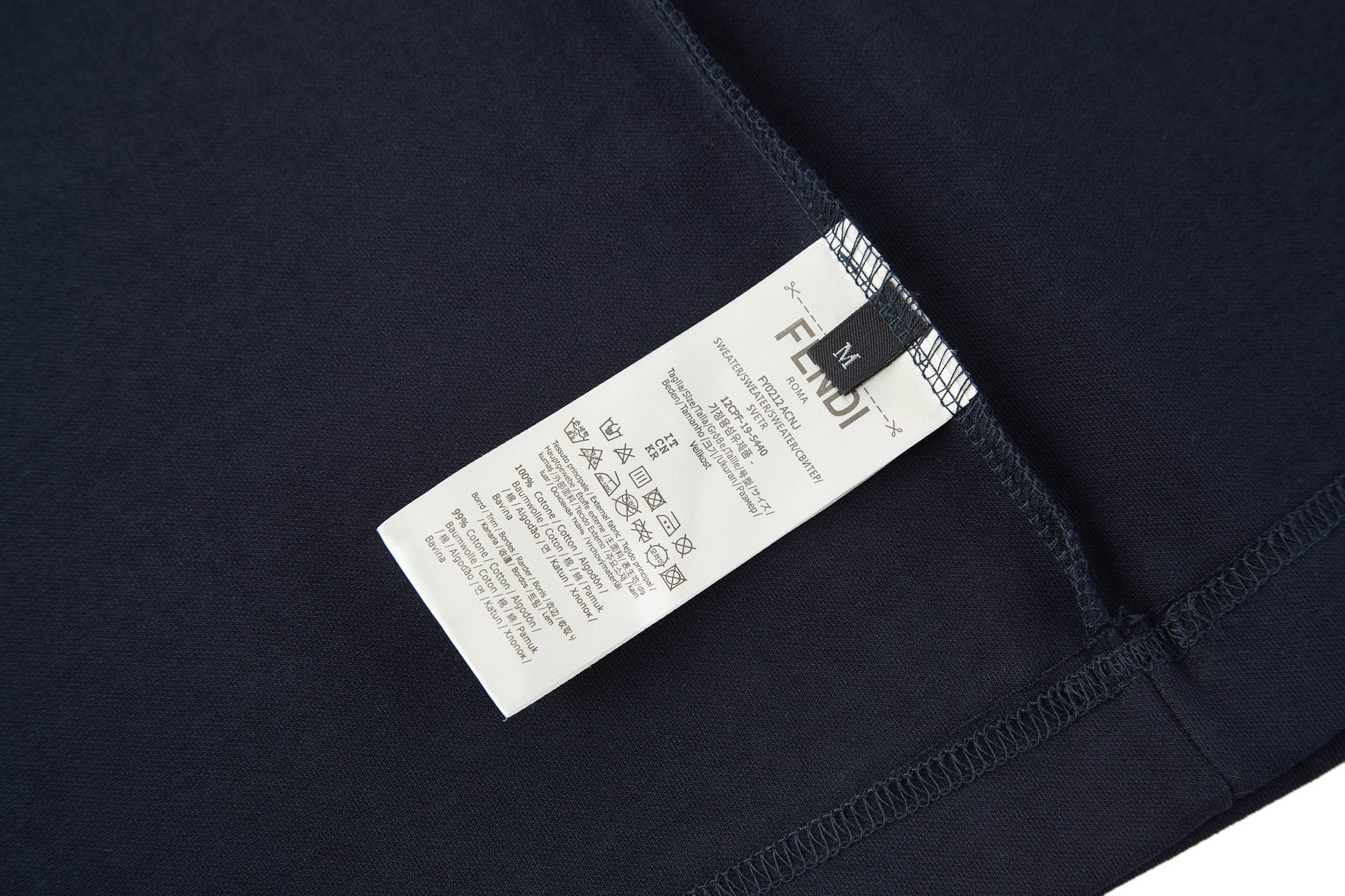 。FENDI 小狗贴布刺绣短袖FENDI 刺绣标识套头短袖面料：采用260克丝光双面。工艺：刺绣采用3D