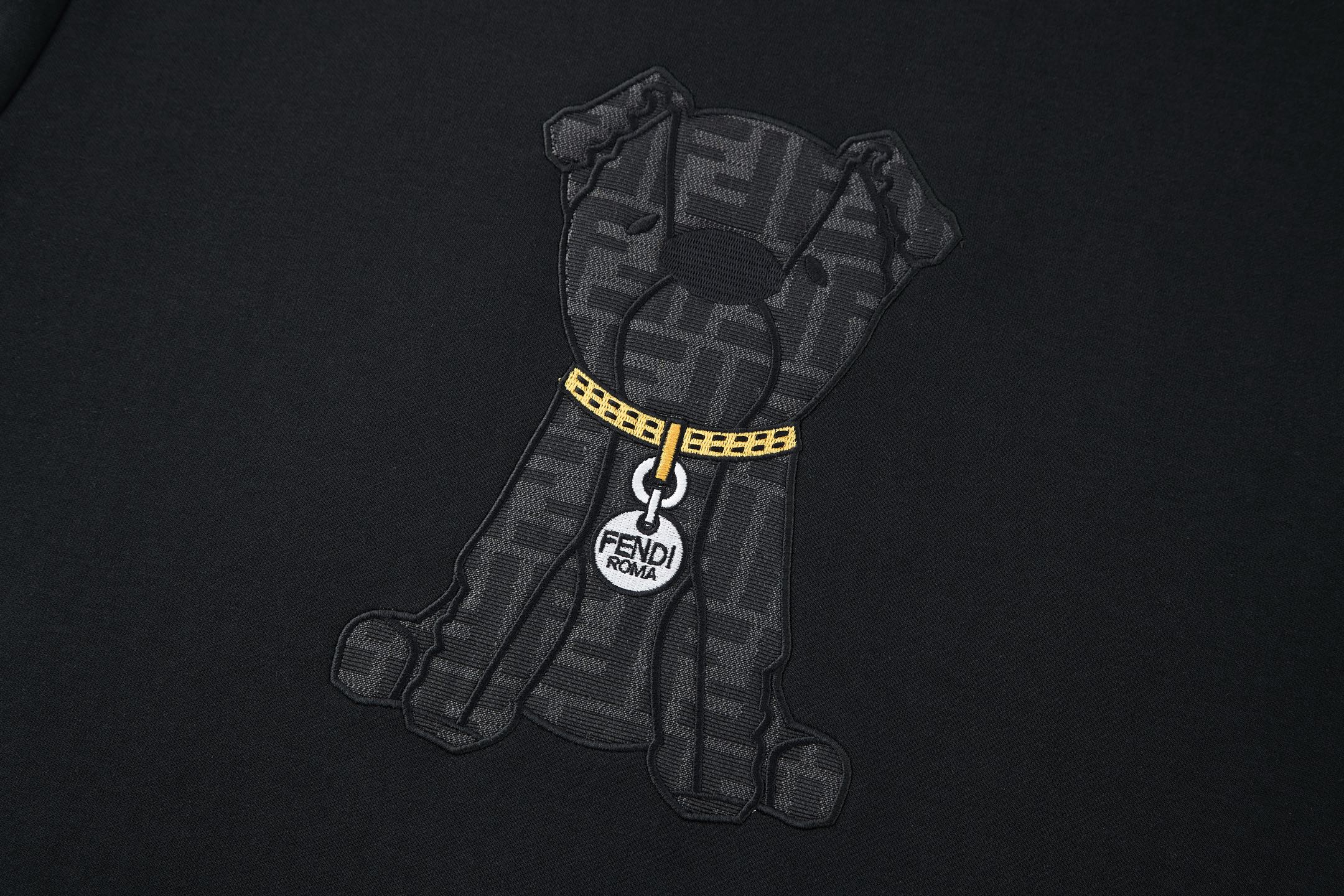 。FENDI 小狗贴布刺绣短袖FENDI 刺绣标识套头短袖面料：采用260克丝光双面。工艺：刺绣采用3D