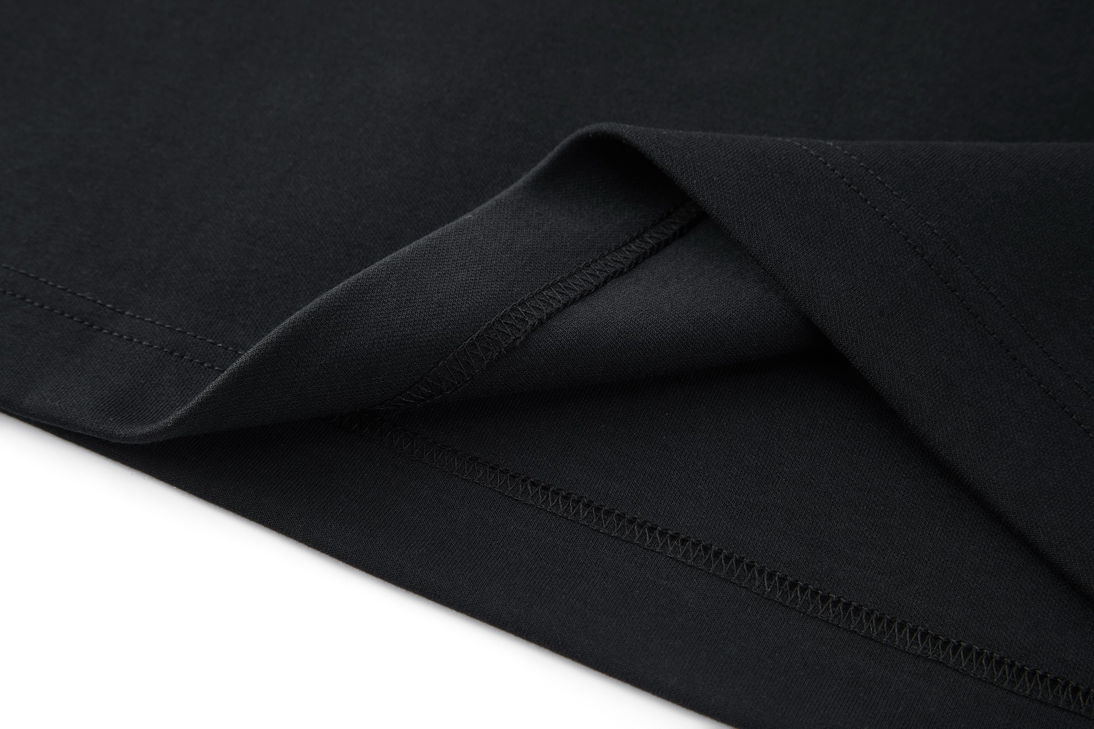 。FENDI 小狗贴布刺绣短袖FENDI 刺绣标识套头短袖面料：采用260克丝光双面。工艺：刺绣采用3D