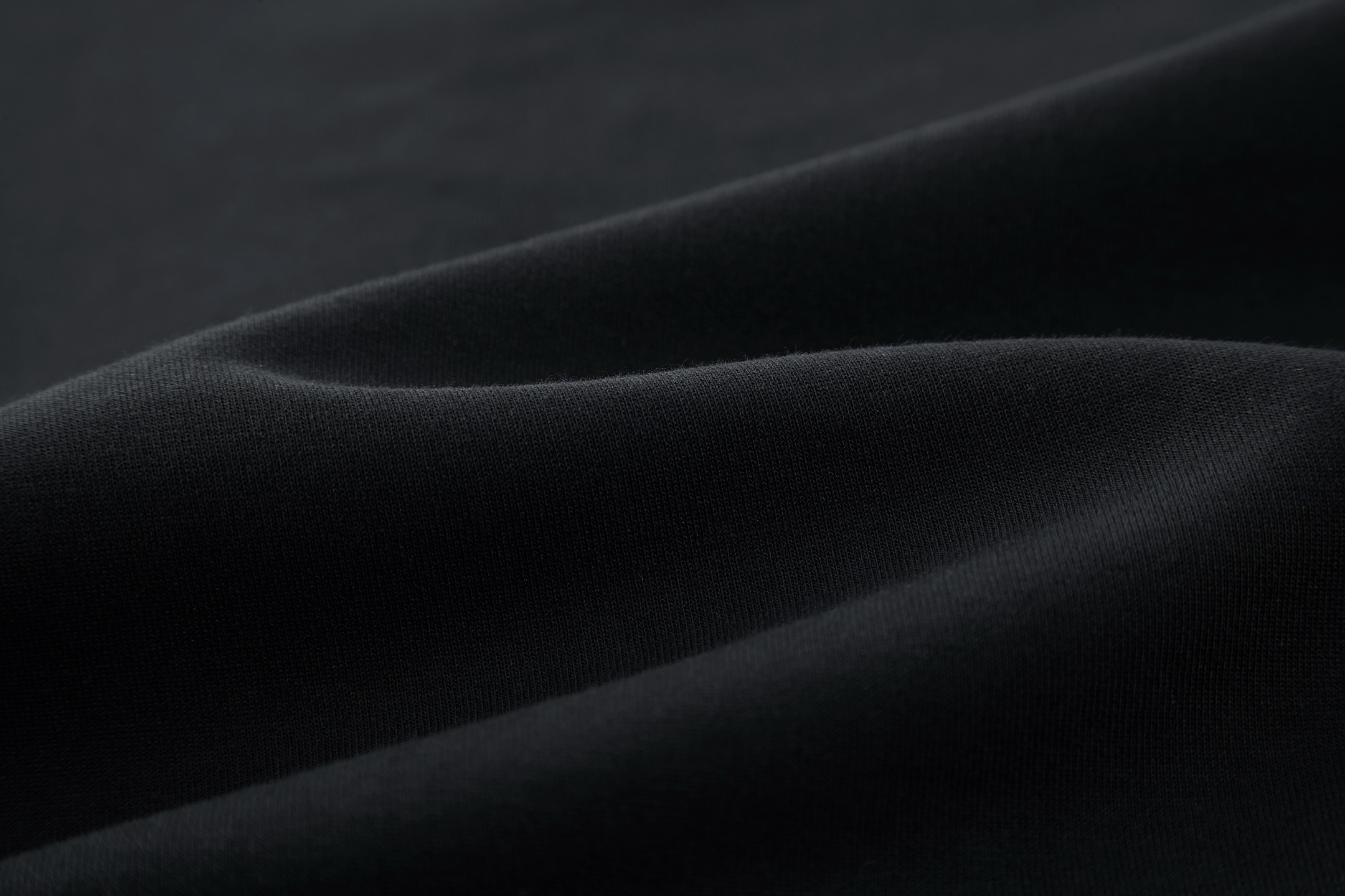 。FENDI 小狗贴布刺绣短袖FENDI 刺绣标识套头短袖面料：采用260克丝光双面。工艺：刺绣采用3D