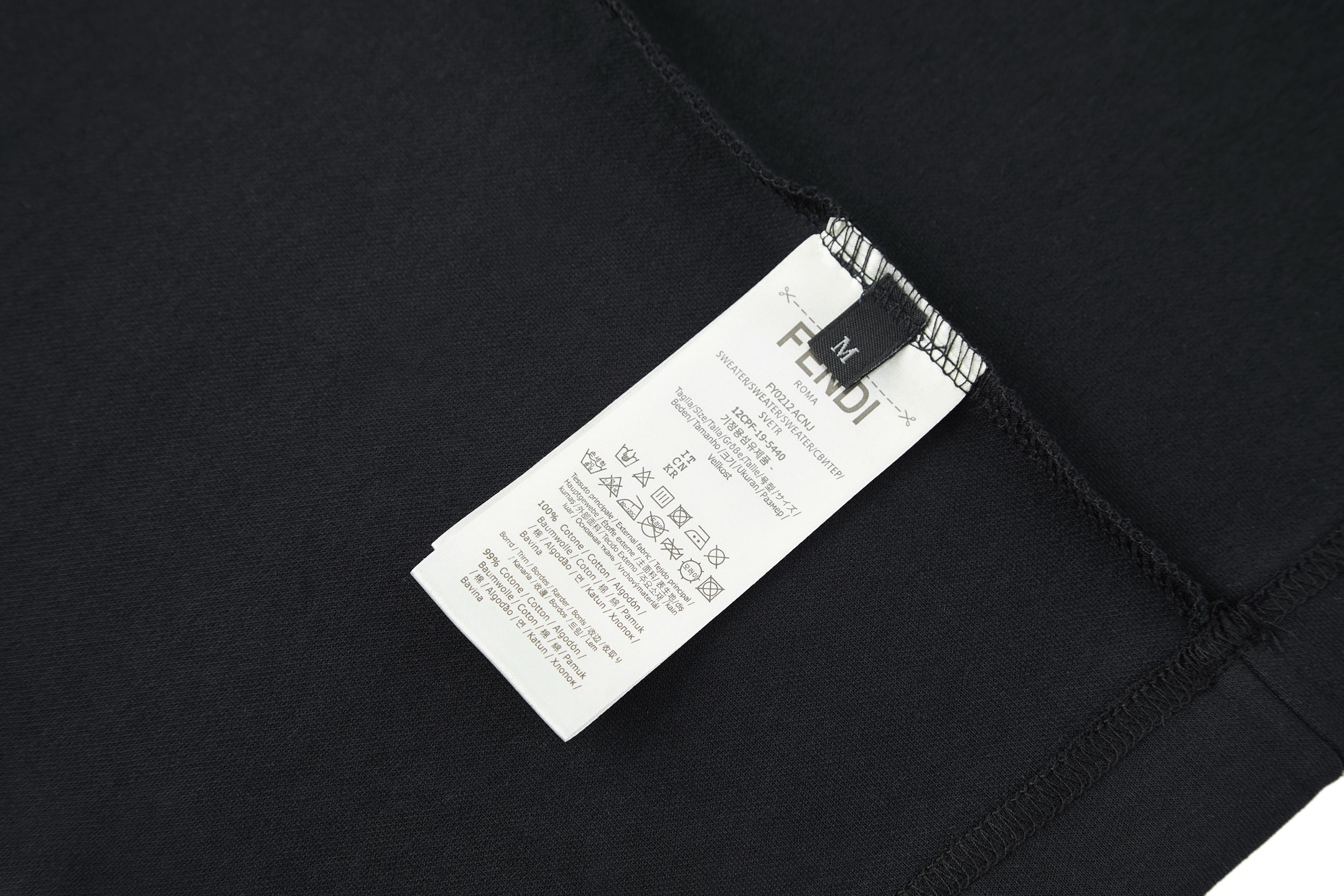 。FENDI 小狗贴布刺绣短袖FENDI 刺绣标识套头短袖面料：采用260克丝光双面。工艺：刺绣采用3D