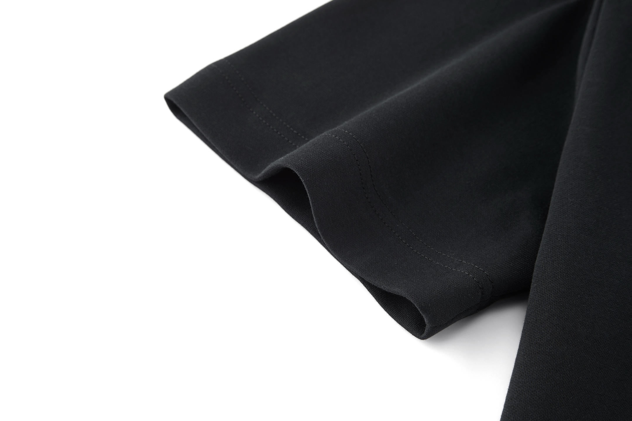 。FENDI 小狗贴布刺绣短袖FENDI 刺绣标识套头短袖面料：采用260克丝光双面。工艺：刺绣采用3D