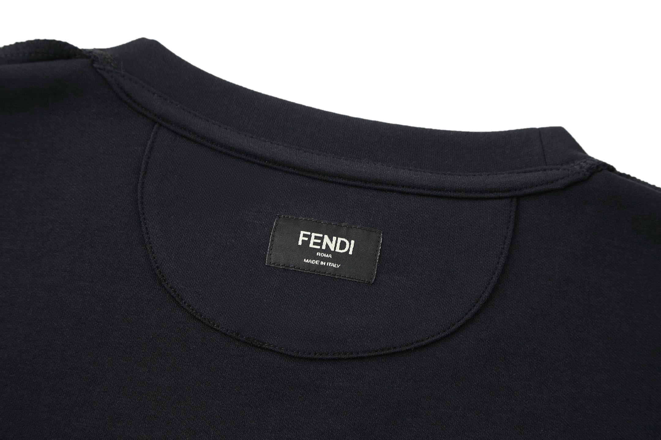 。FENDI 小狗贴布刺绣短袖FENDI 刺绣标识套头短袖面料：采用260克丝光双面。工艺：刺绣采用3D