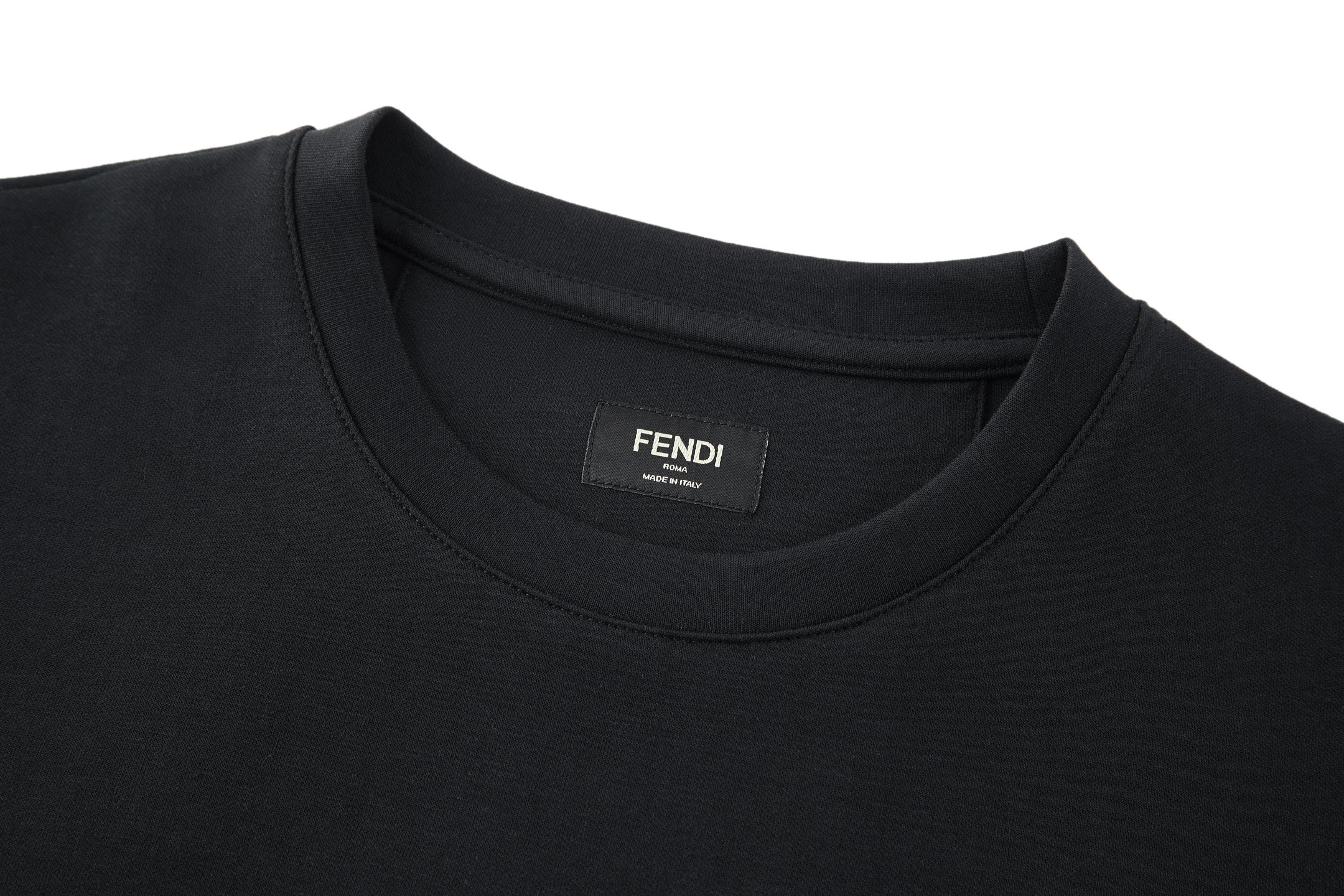 。FENDI 小狗贴布刺绣短袖FENDI 刺绣标识套头短袖面料：采用260克丝光双面。工艺：刺绣采用3D