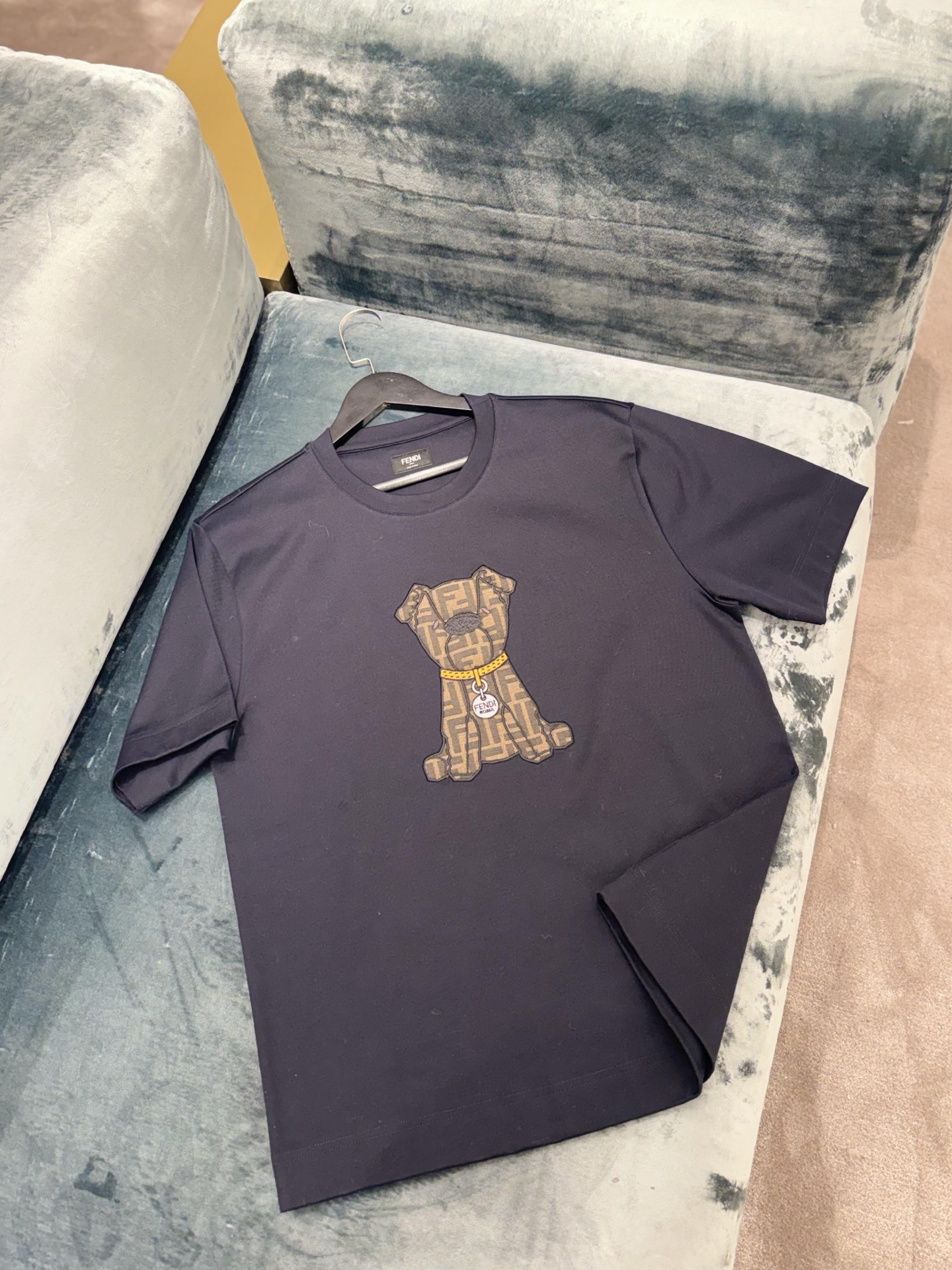 。FENDI 小狗贴布刺绣短袖FENDI 刺绣标识套头短袖面料：采用260克丝光双面。工艺：刺绣采用3D