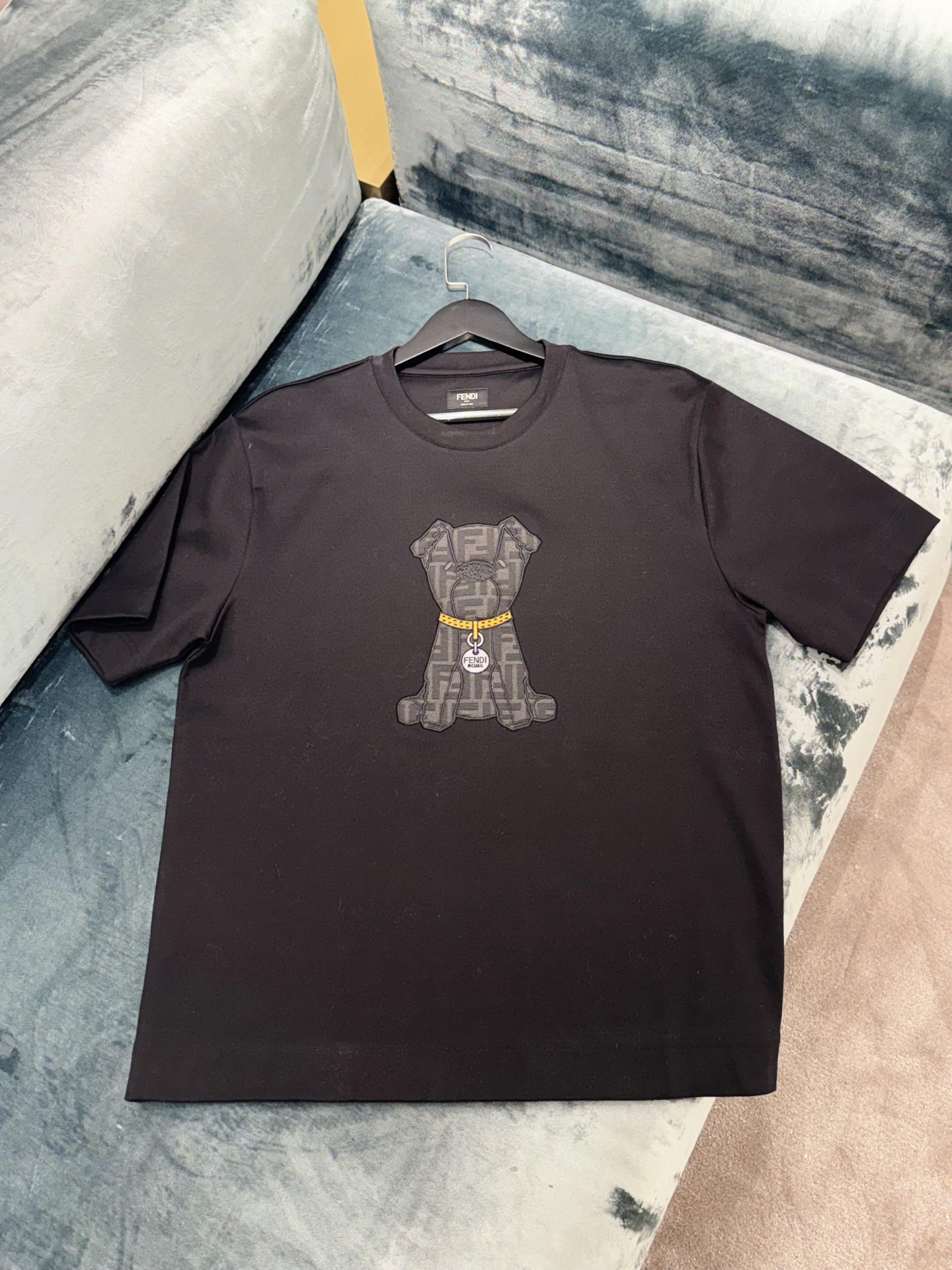 。FENDI 小狗贴布刺绣短袖FENDI 刺绣标识套头短袖面料：采用260克丝光双面。工艺：刺绣采用3D