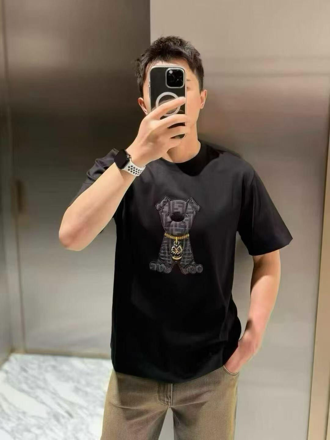 。FENDI 小狗贴布刺绣短袖FENDI 刺绣标识套头短袖面料：采用260克丝光双面。工艺：刺绣采用3D